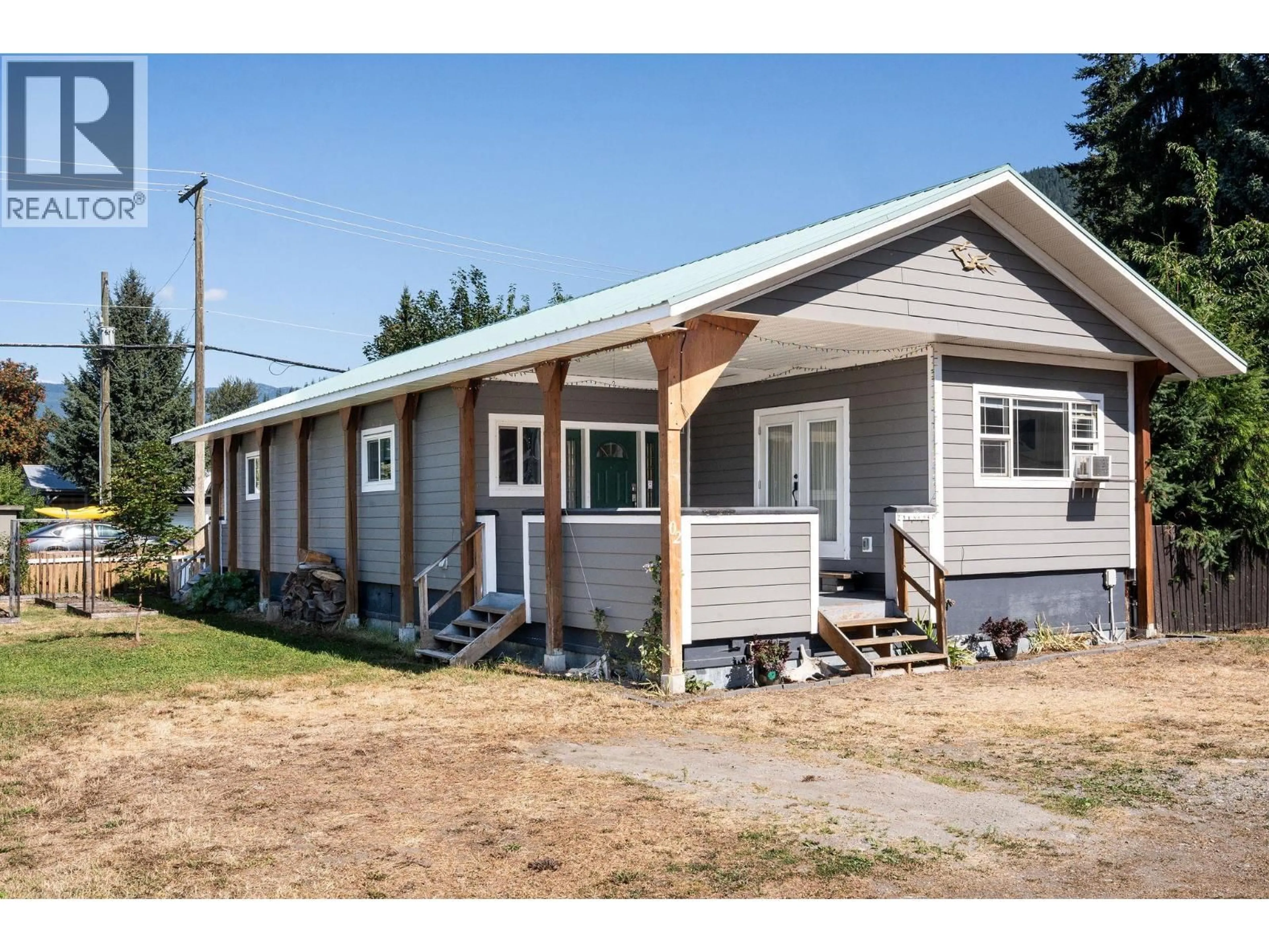 Home with vinyl exterior material, building for 2 - 1204 MAPLEWOOD STREET, Revelstoke British Columbia V0E2S0