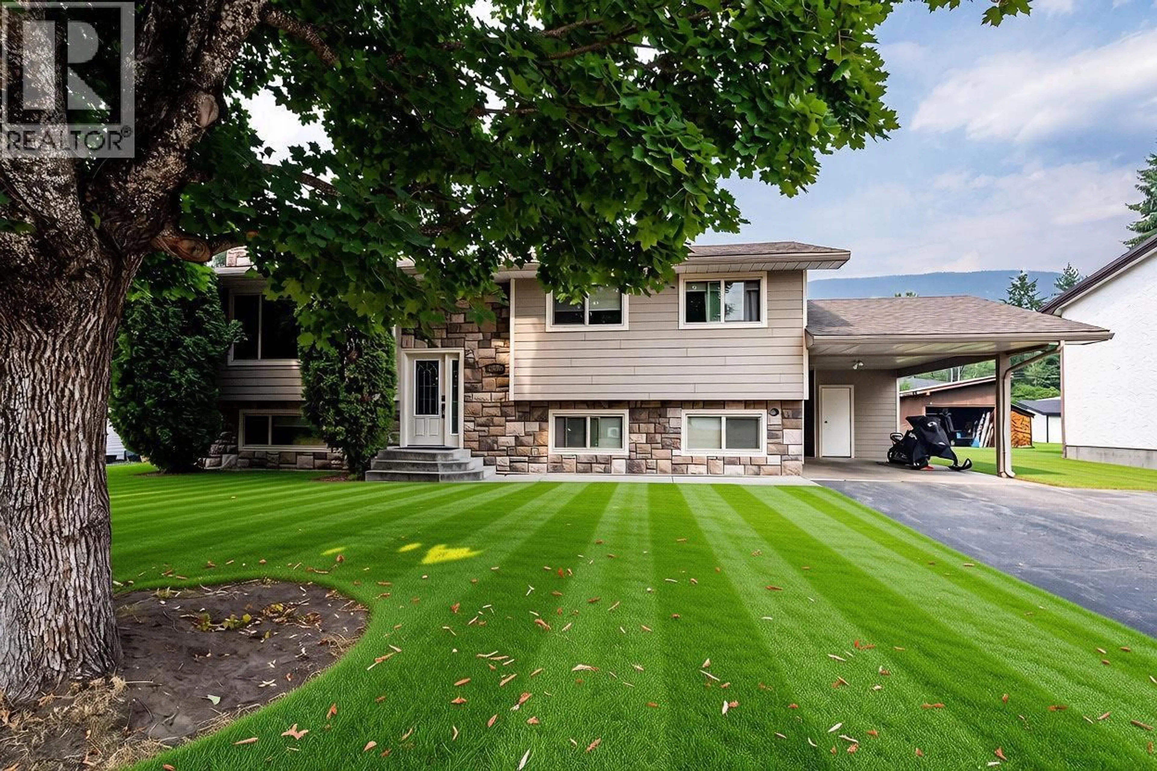 Home with vinyl exterior material, street for 1506 MOUNTAIN VIEW DRIVE, Revelstoke British Columbia V0E2S1