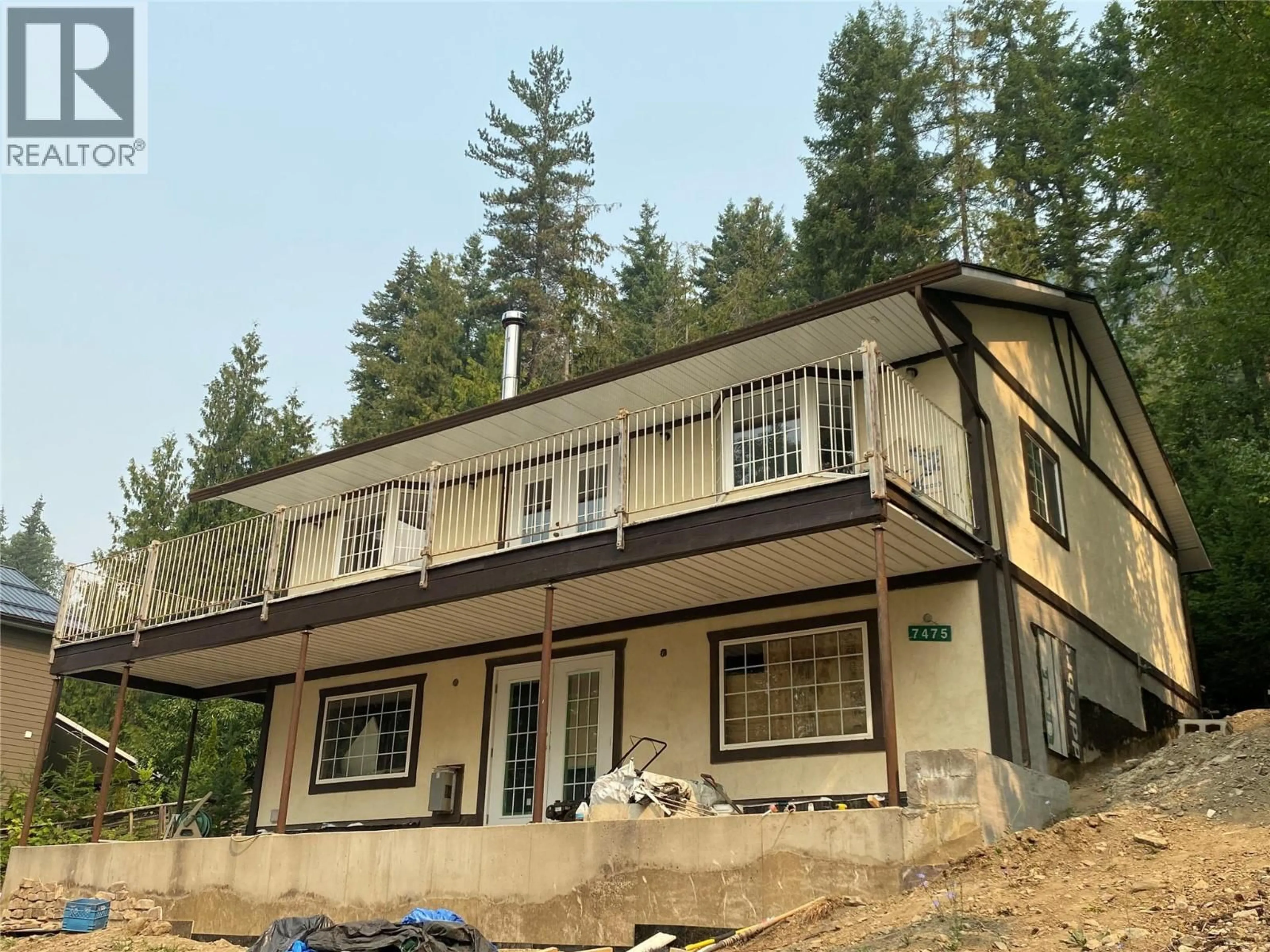 Home with vinyl exterior material, building for 7475 ANGLEMONT WAY, Anglemont British Columbia V0E1M8