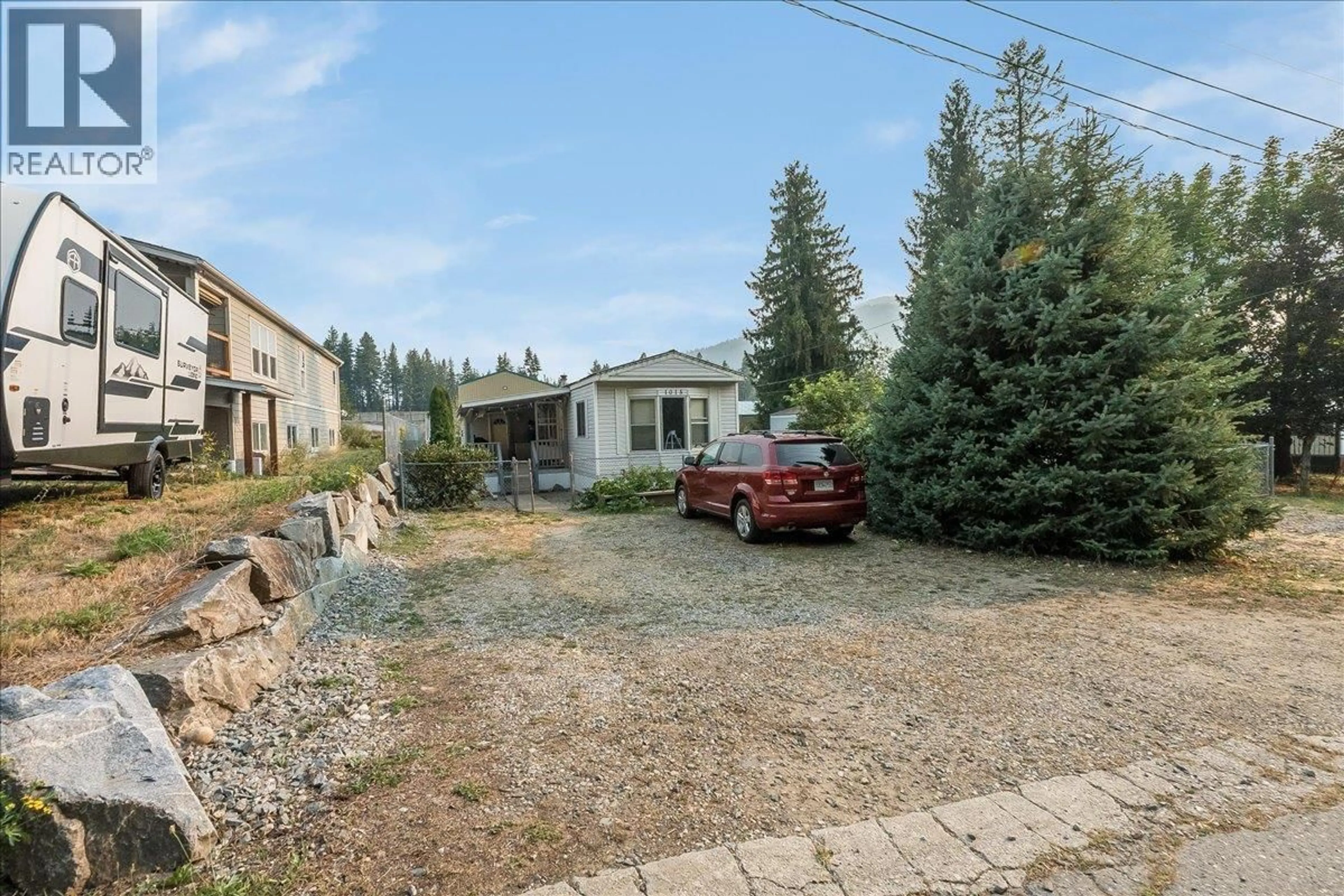A pic from outside/outdoor area/front of a property/back of a property/a pic from drone, unknown for 1015 GARDEN ROAD, South Slocan British Columbia V0G2G1