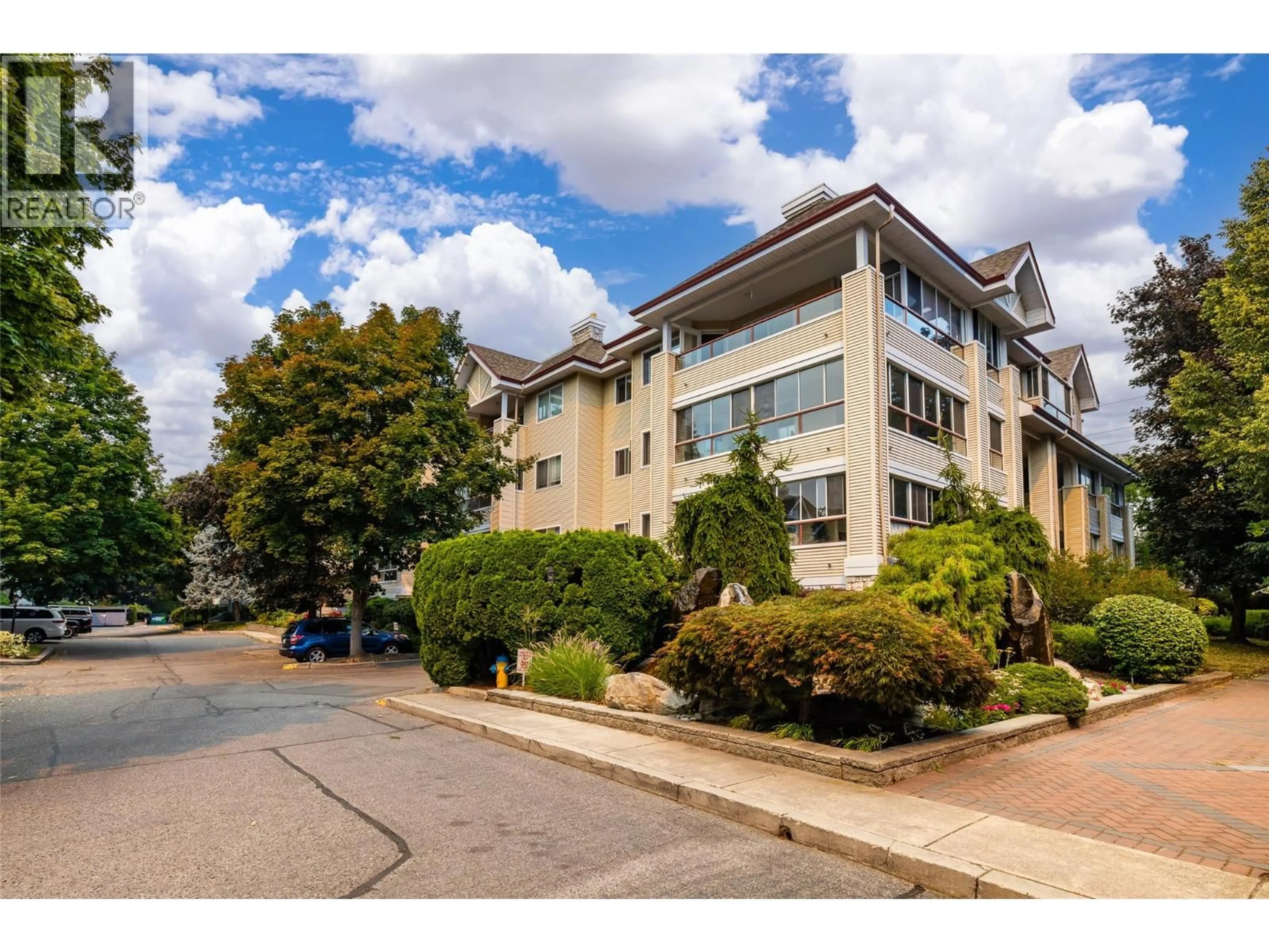 A pic from outside/outdoor area/front of a property/back of a property/a pic from drone, unknown for 111 - 940 GLENWOOD AVENUE, Kelowna British Columbia V1Y9P2