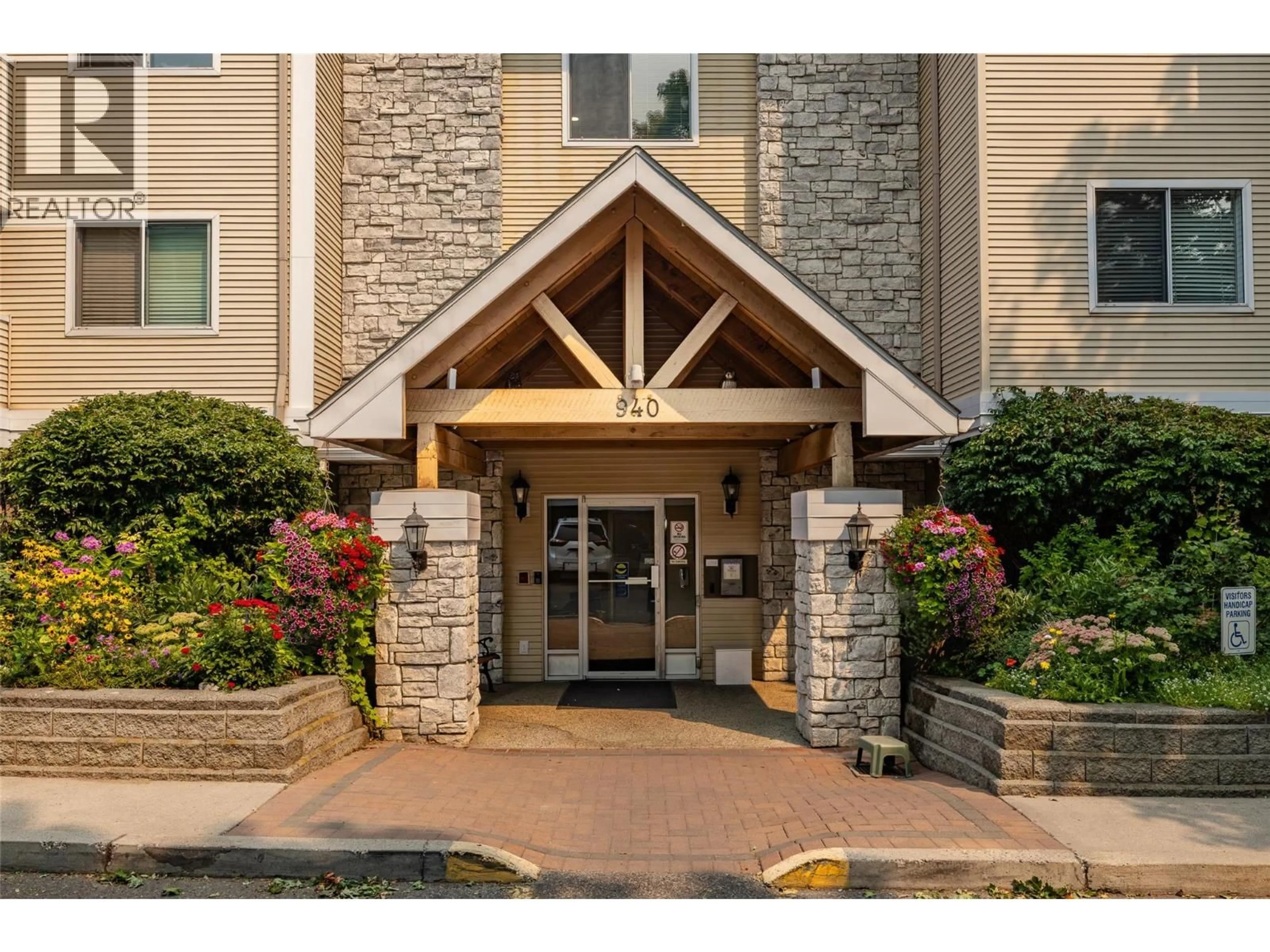 Indoor foyer for 111 - 940 GLENWOOD AVENUE, Kelowna British Columbia V1Y9P2