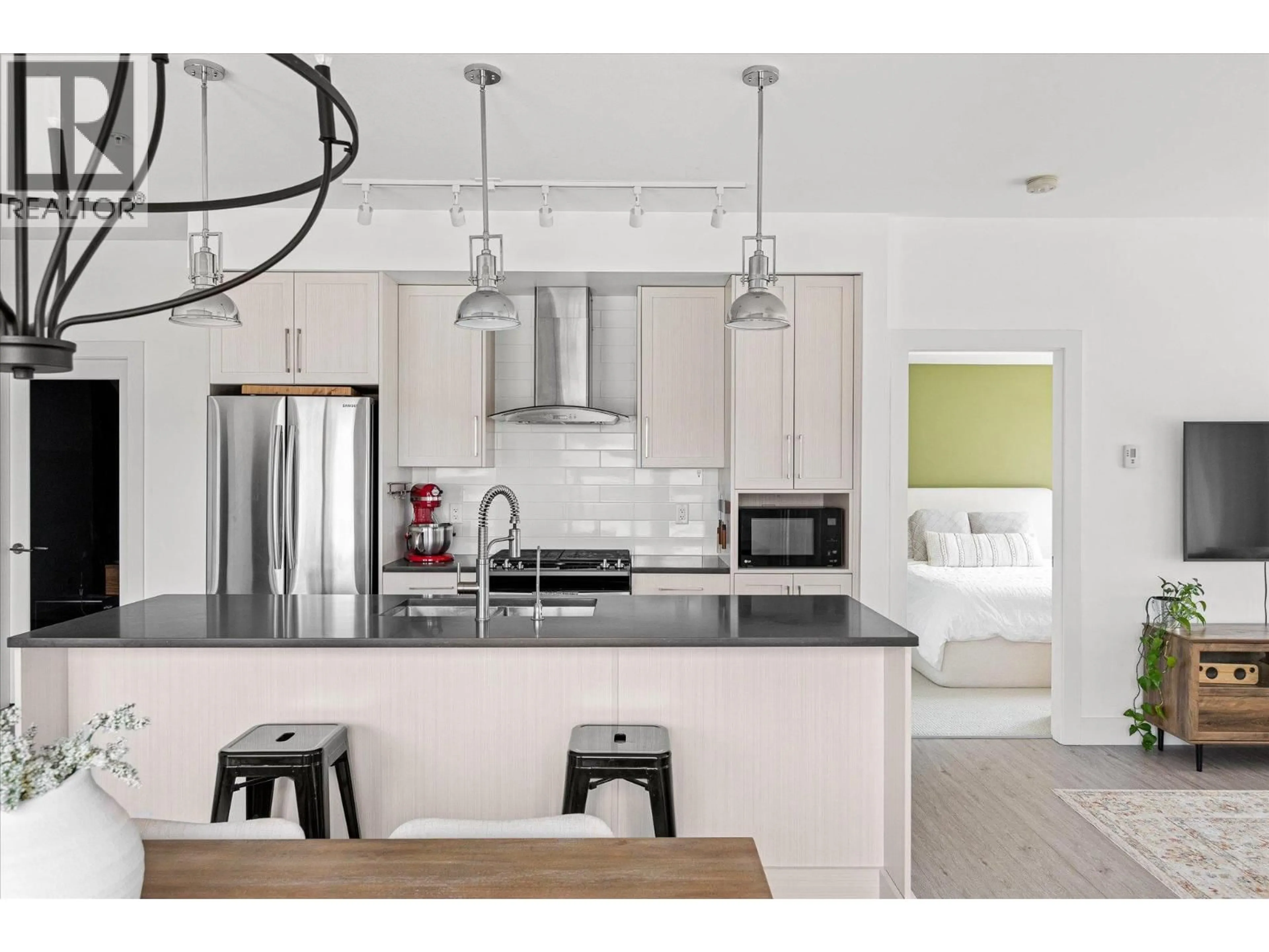 Contemporary kitchen, unknown for 206 - 4380 LAKESHORE ROAD, Kelowna British Columbia V1W5N3