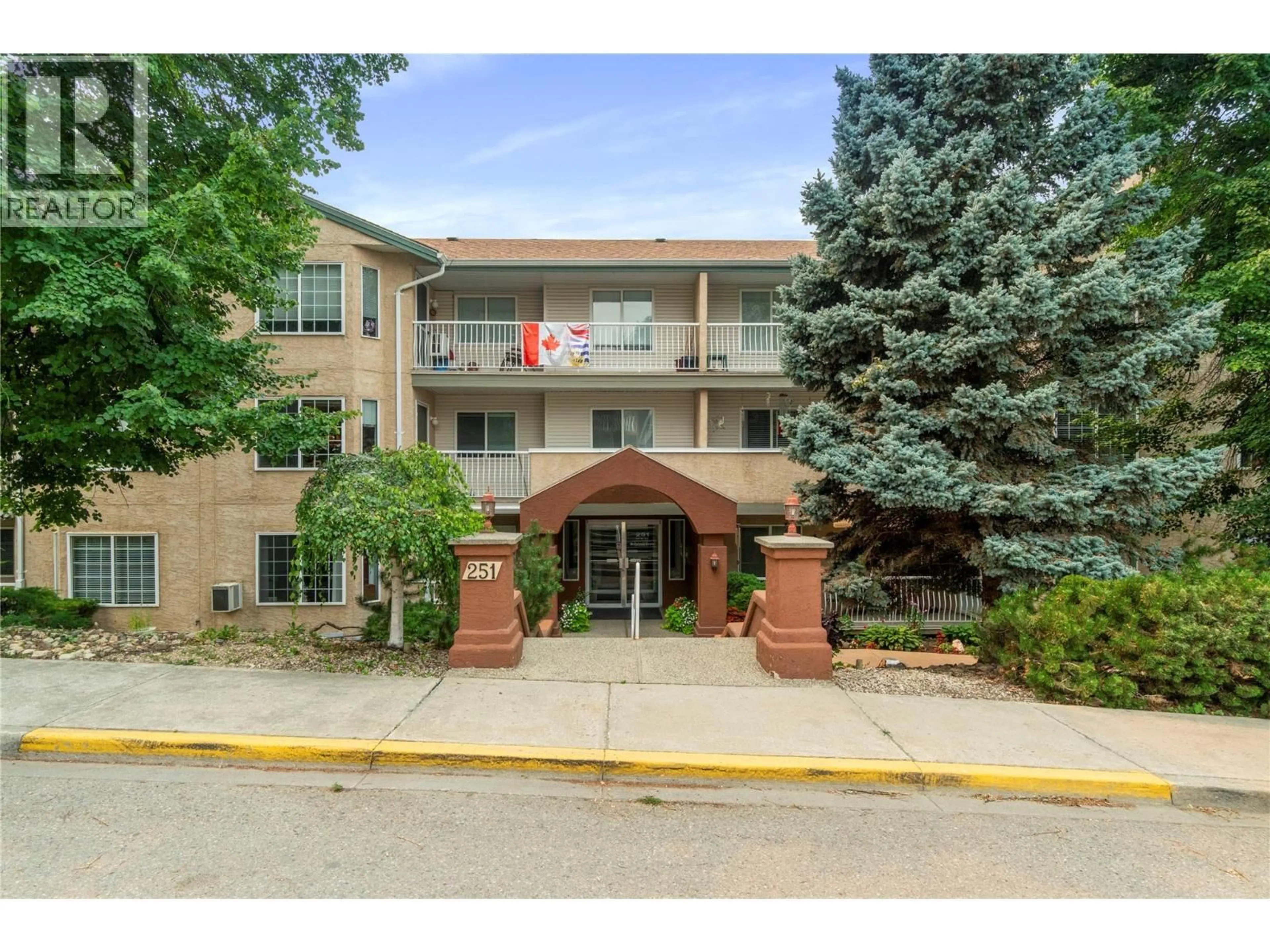 Indoor foyer for 303 - 251 6 STREET SOUTHEAST, Salmon Arm British Columbia V1E1J9