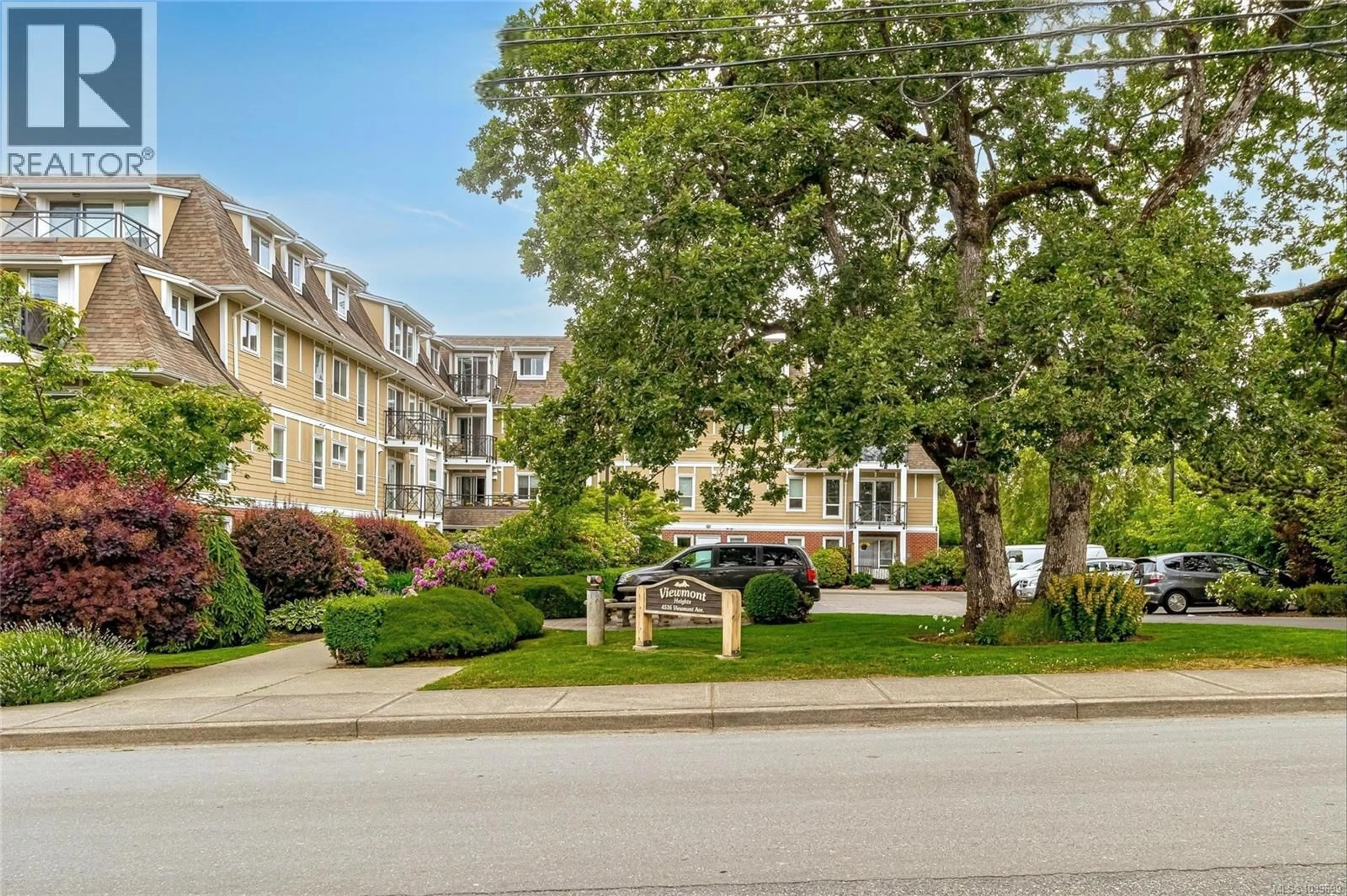 A pic from outside/outdoor area/front of a property/back of a property/a pic from drone, street for 406 - 4536 VIEWMONT AVENUE, Saanich British Columbia V8Z5L2