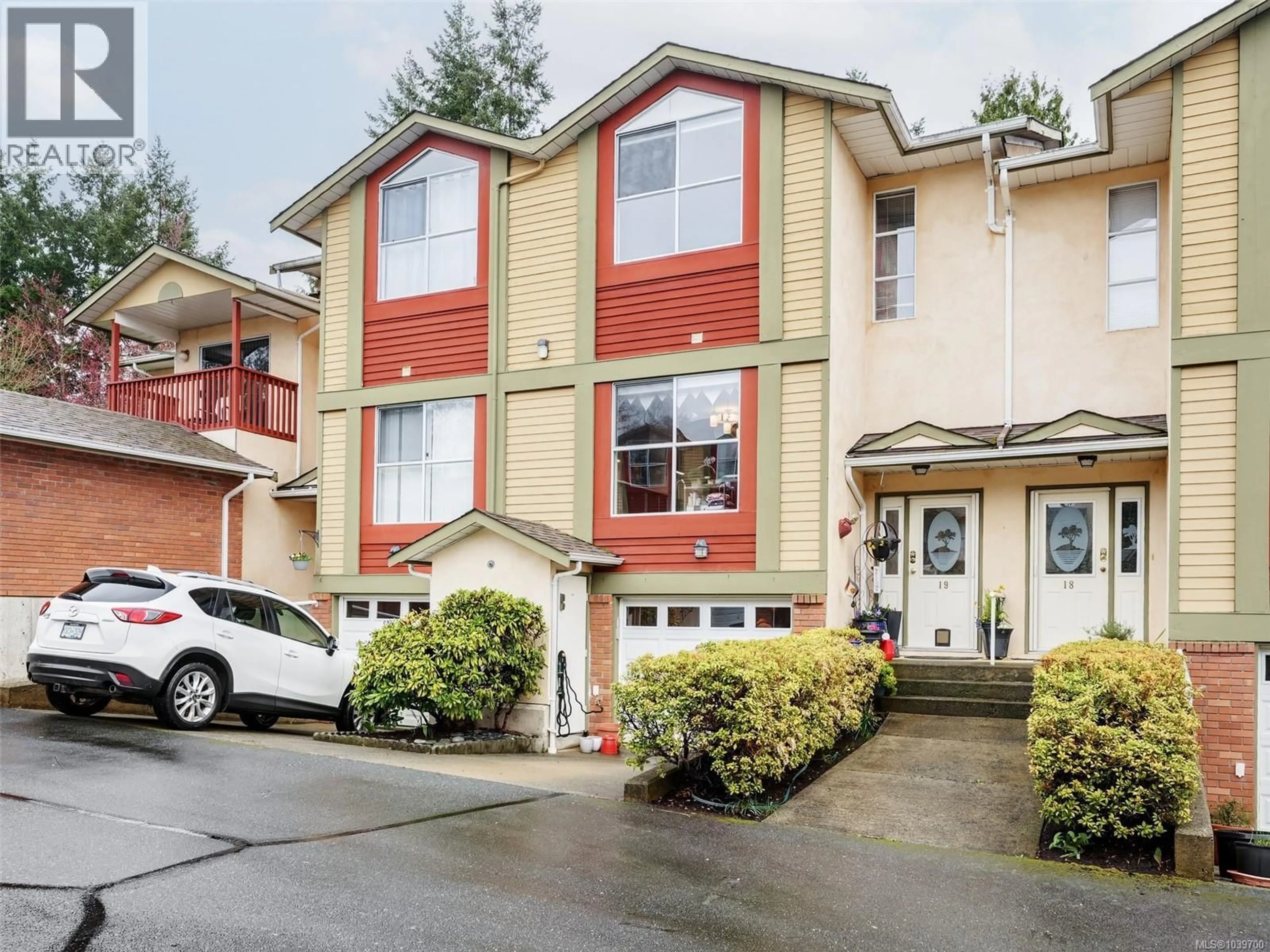 Home with vinyl exterior material, street for 19 - 4560 WEST SAANICH ROAD, Saanich British Columbia V8Z3G4