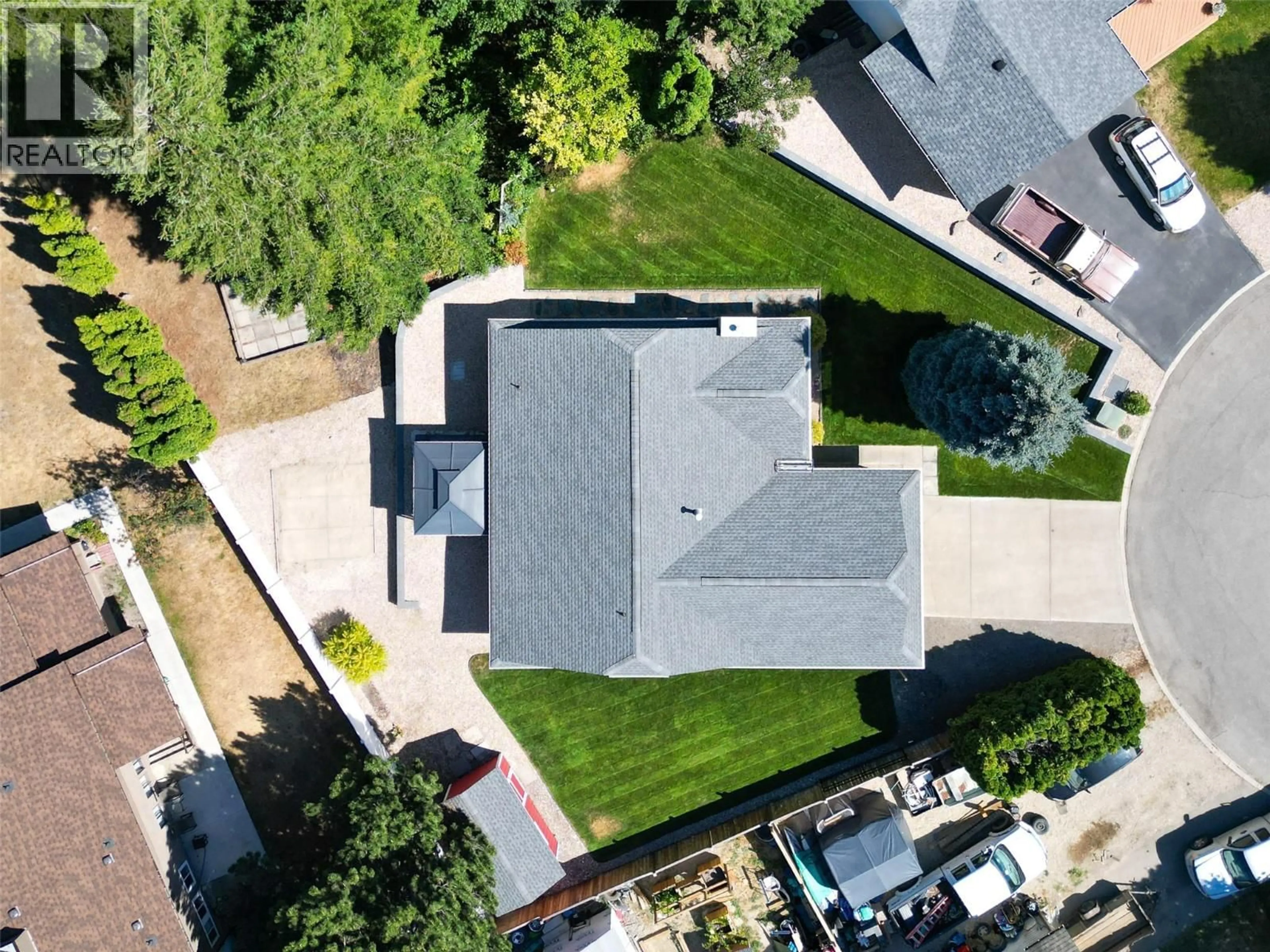 A pic from outside/outdoor area/front of a property/back of a property/a pic from drone, street for 211 15 STREET NORTHEAST, Salmon Arm British Columbia V1E1N5