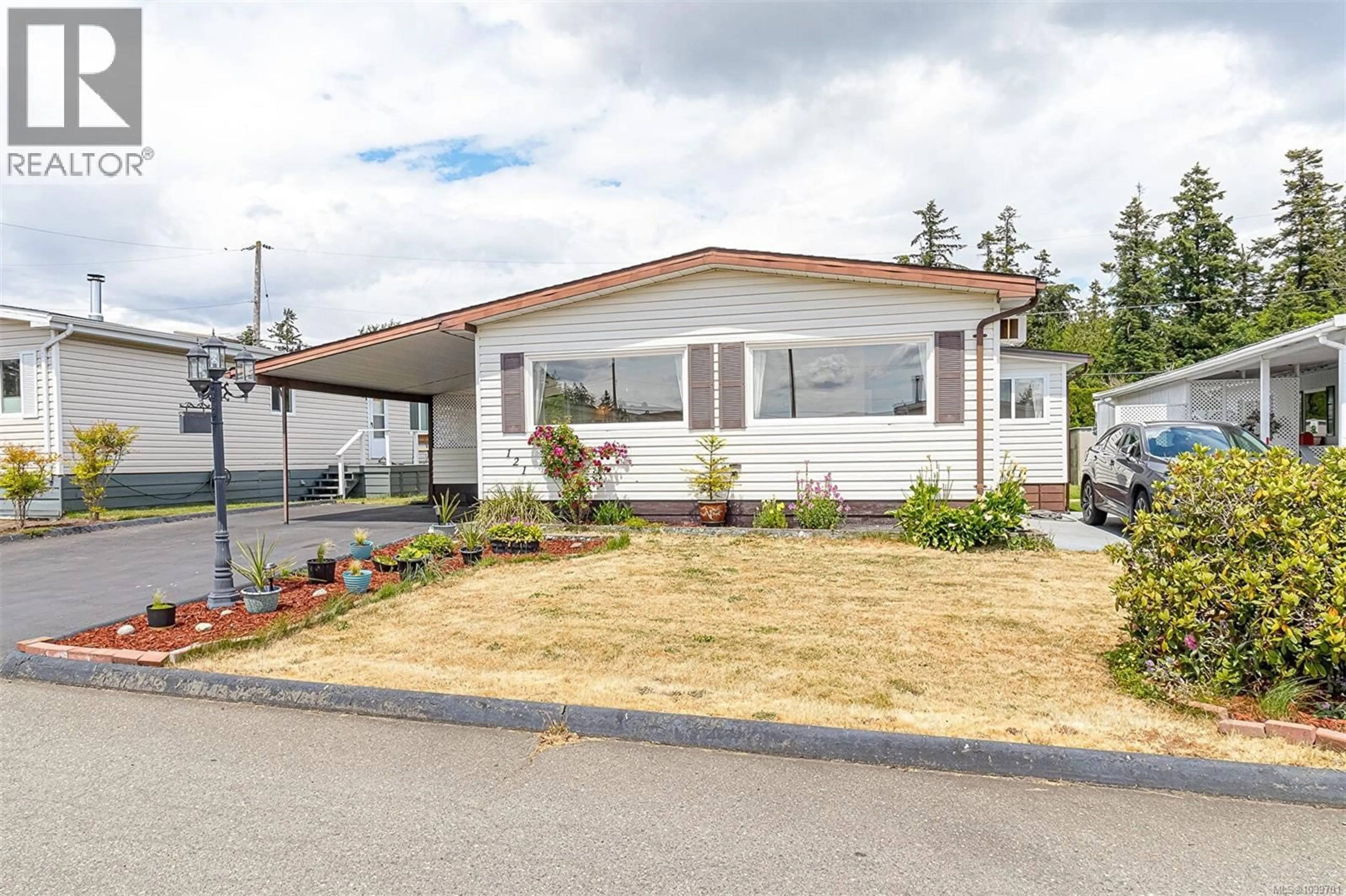 Home with vinyl exterior material, street for 121 - 7701 CENTRAL SAANICH ROAD, Central Saanich British Columbia V8M1X5