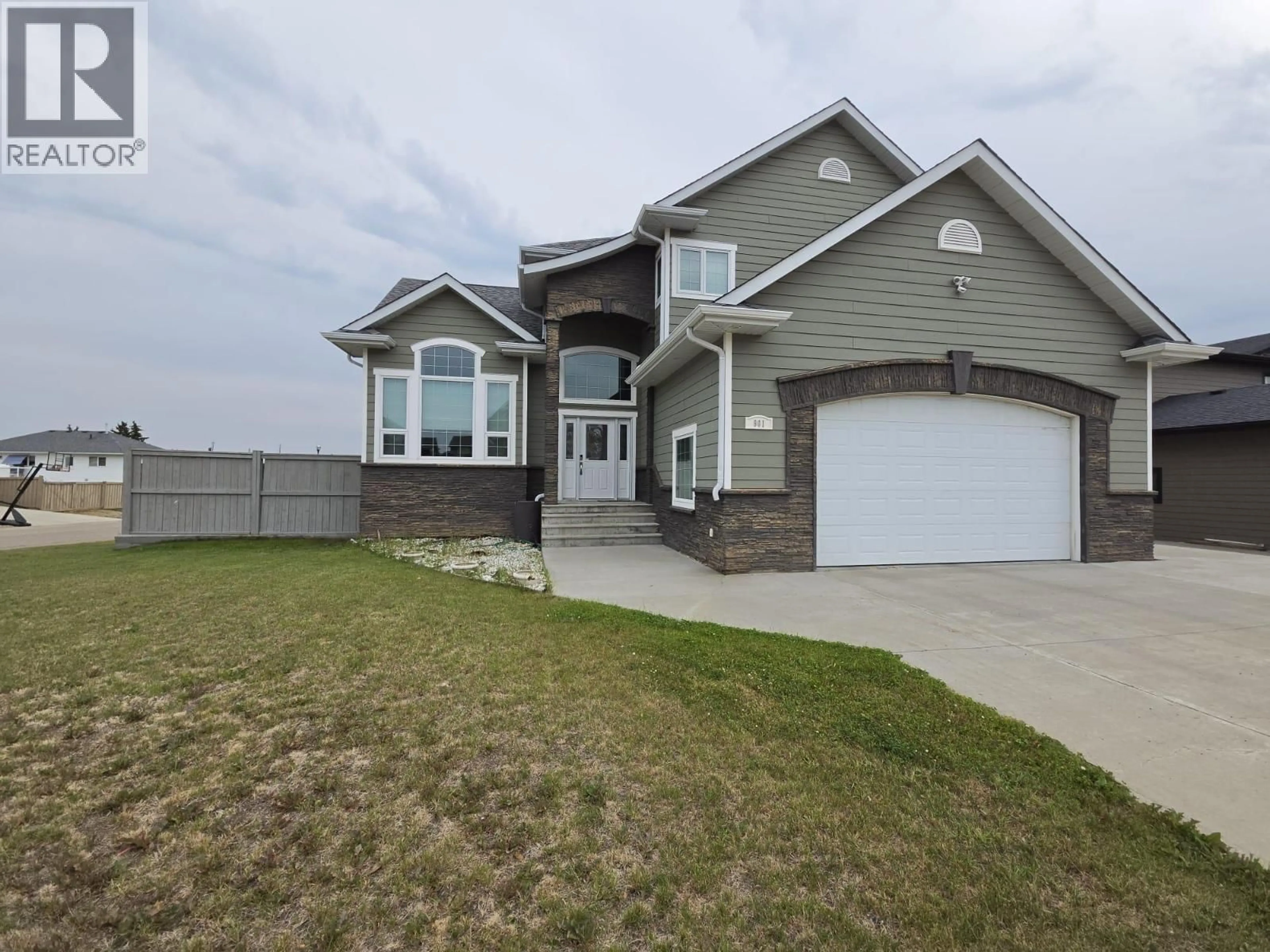 Home with vinyl exterior material, street for 901 89 AVENUE, Dawson Creek British Columbia V1G0A8