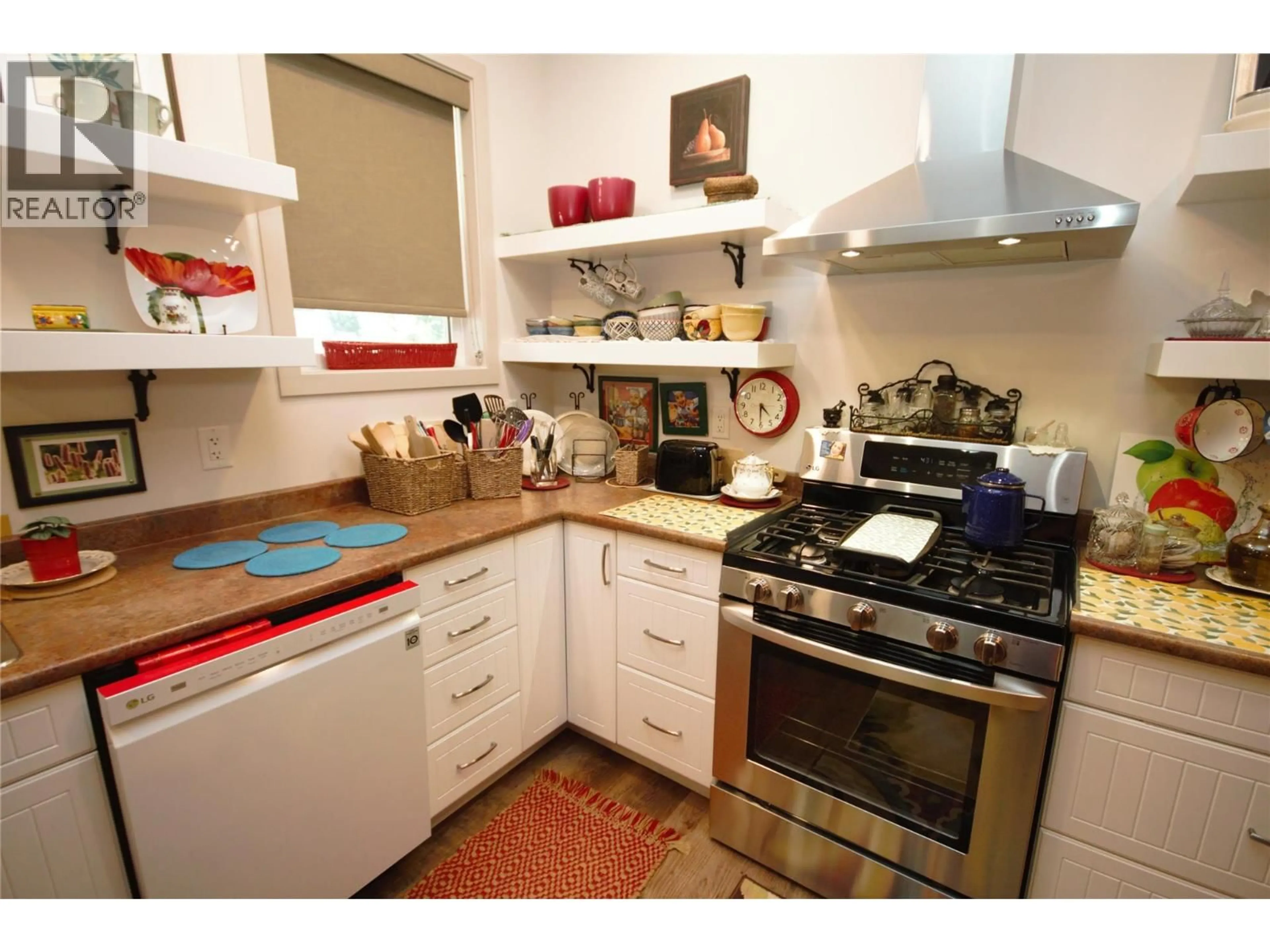 Standard kitchen, ceramic/tile floor for 6941 MEADOWS DRIVE, Oliver British Columbia V0H1T4