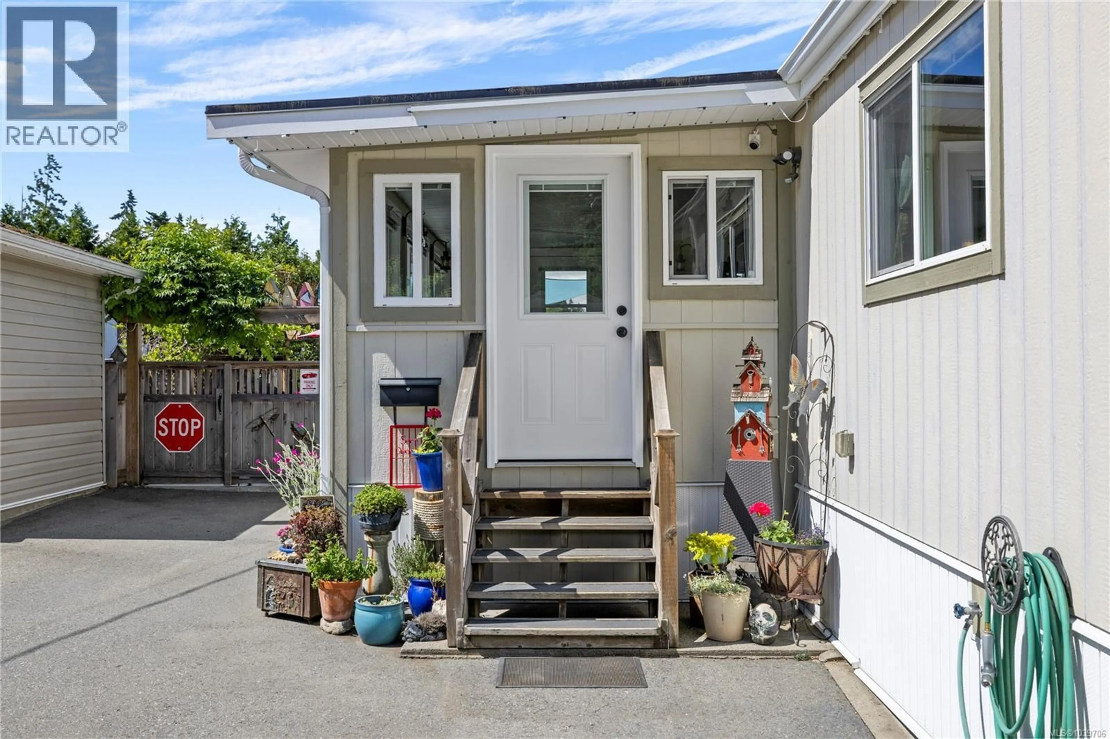 Indoor entryway for 2 - 1572 SEABIRD ROAD, Cassidy British Columbia V9G1L3