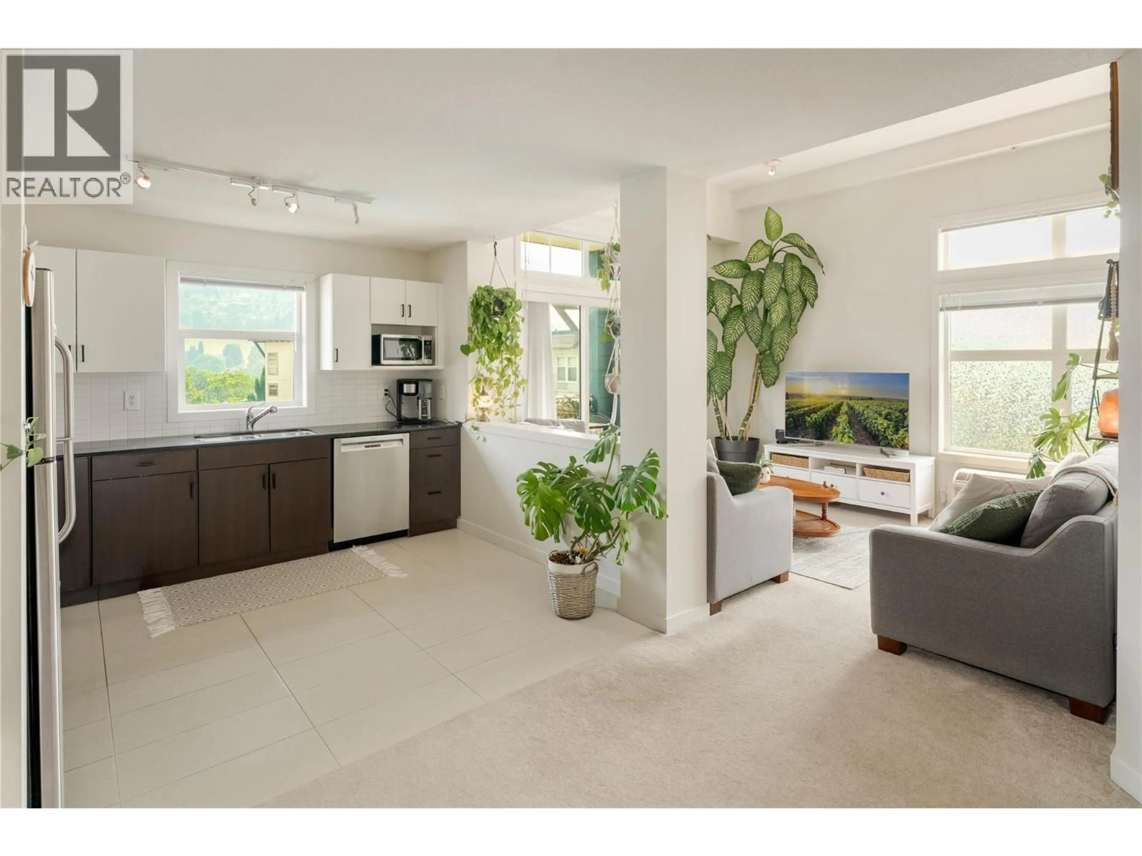 Open concept kitchen, ceramic/tile floor for 405 - 551 YATES ROAD, Kelowna British Columbia V1V2V1