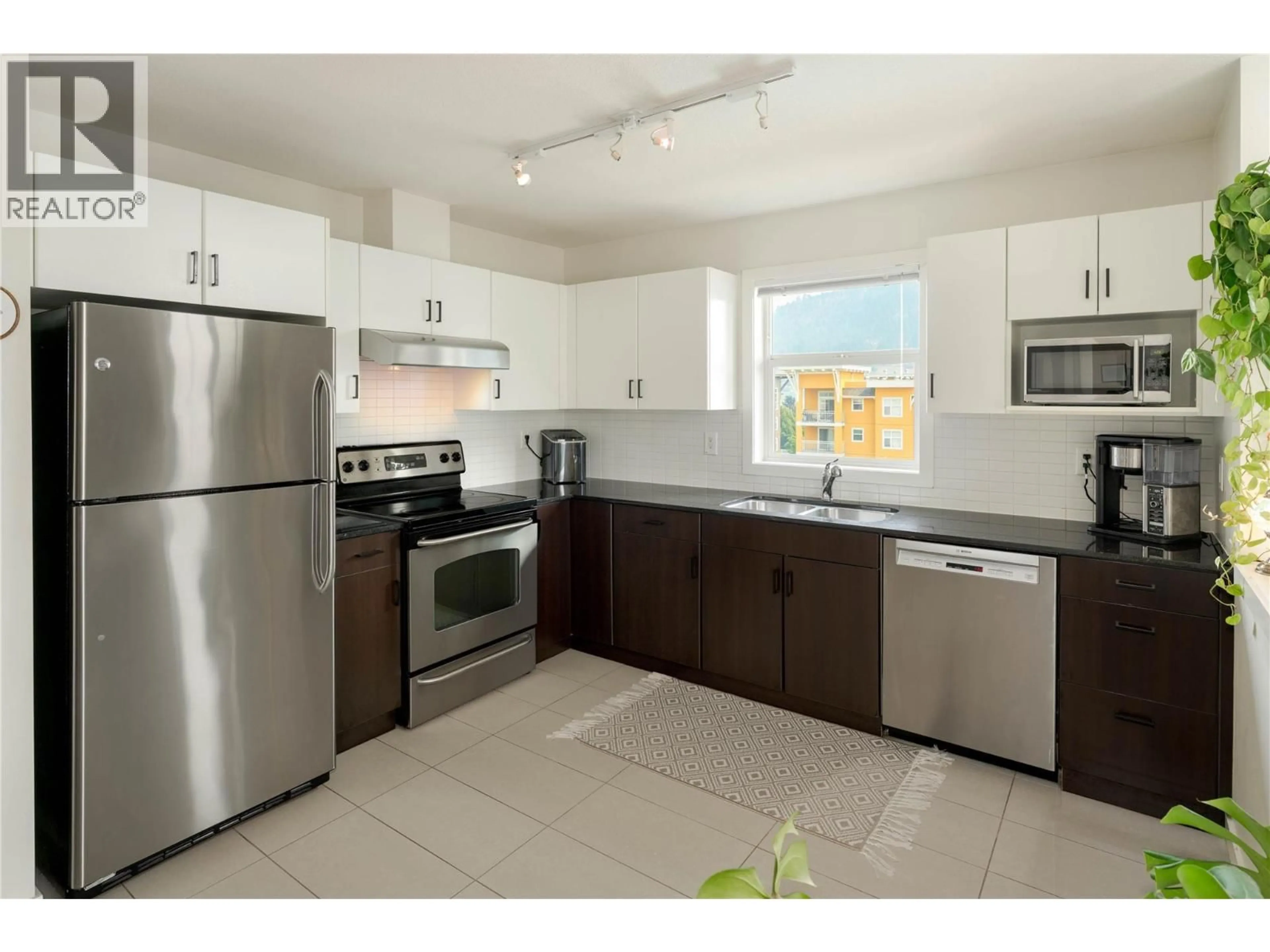 Standard kitchen, ceramic/tile floor for 405 - 551 YATES ROAD, Kelowna British Columbia V1V2V1