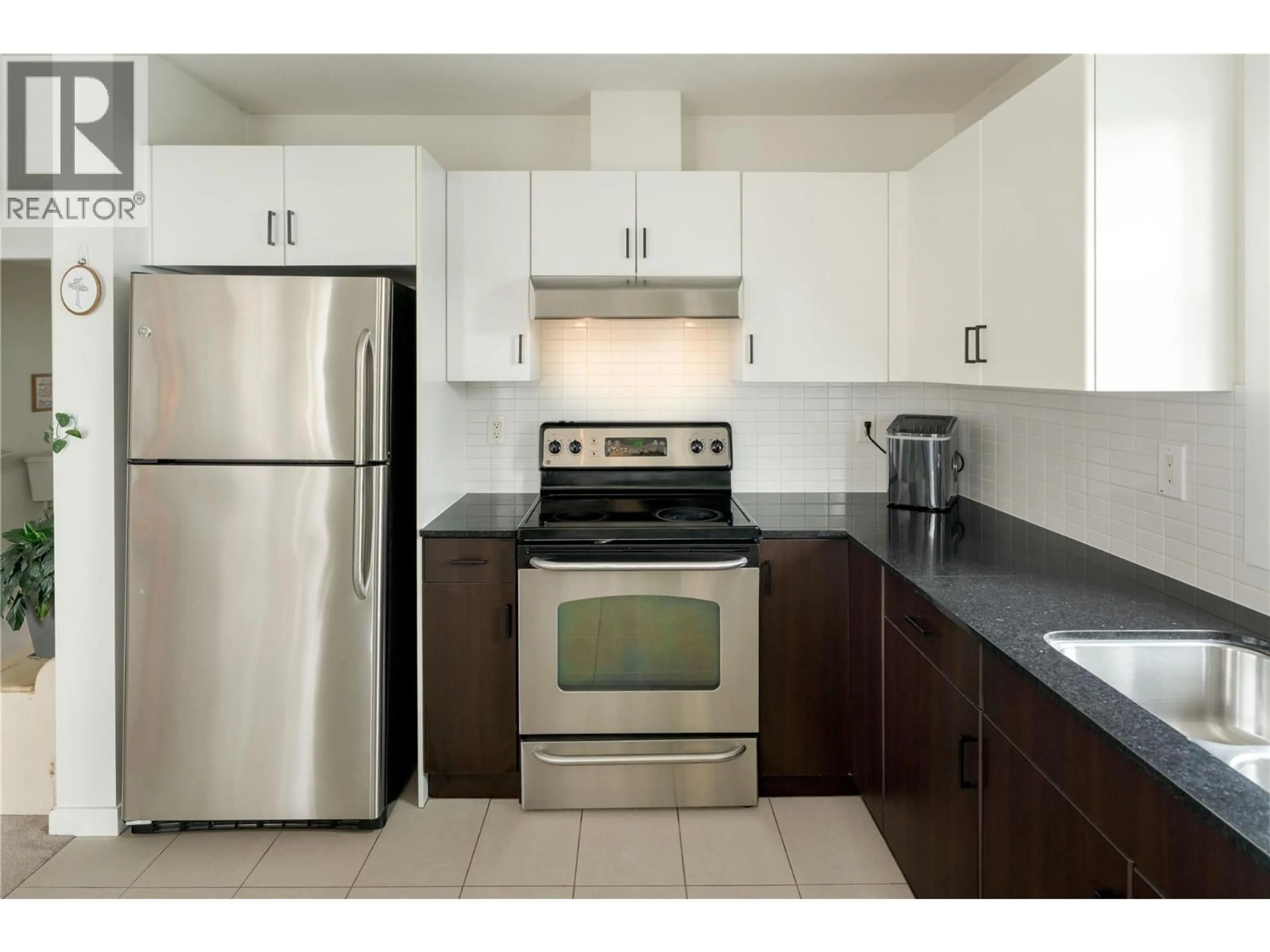Standard kitchen, unknown for 405 - 551 YATES ROAD, Kelowna British Columbia V1V2V1