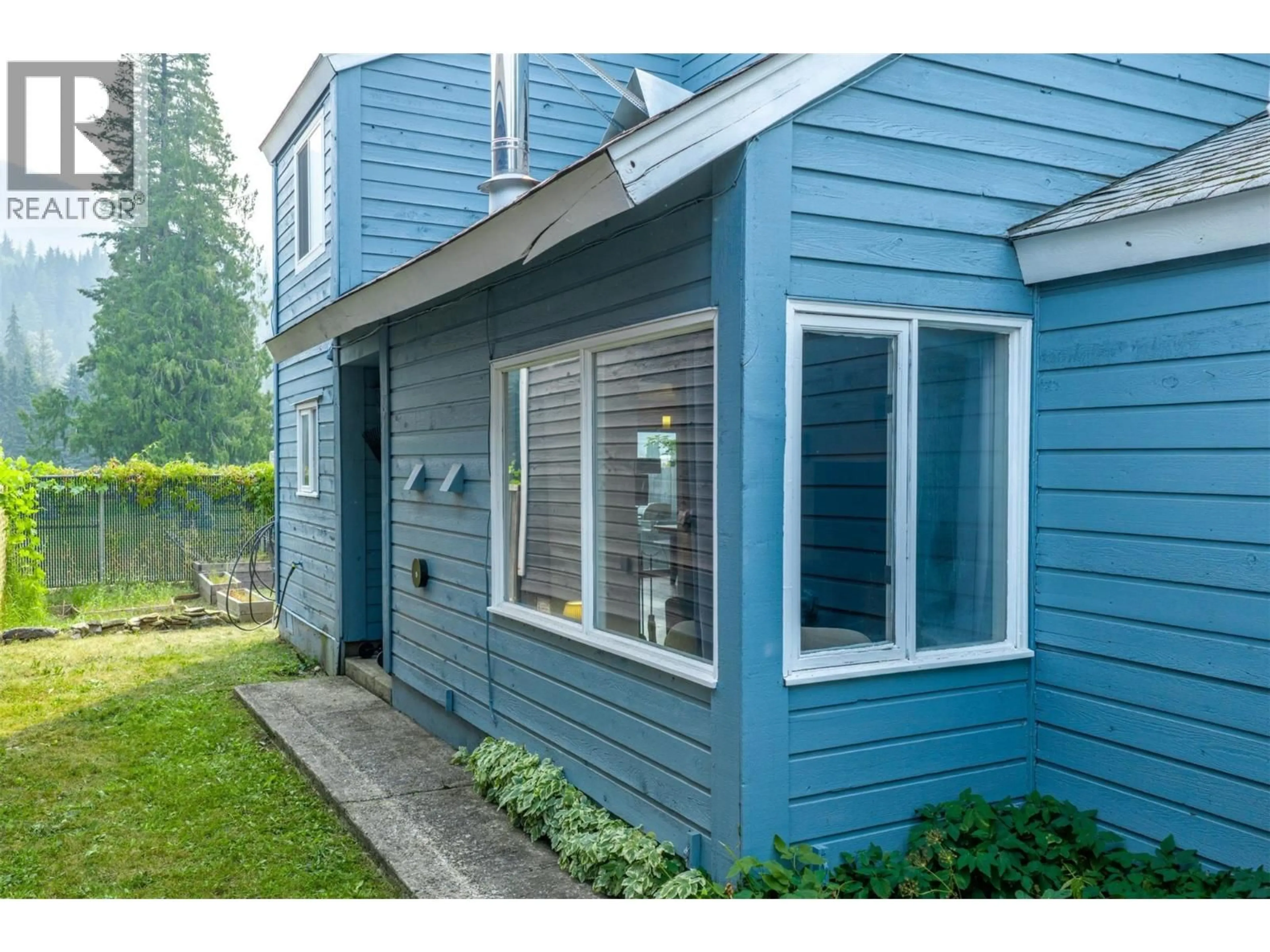 Home with vinyl exterior material, street for 1852 CORBIN PLACE, Revelstoke British Columbia V0E2S0