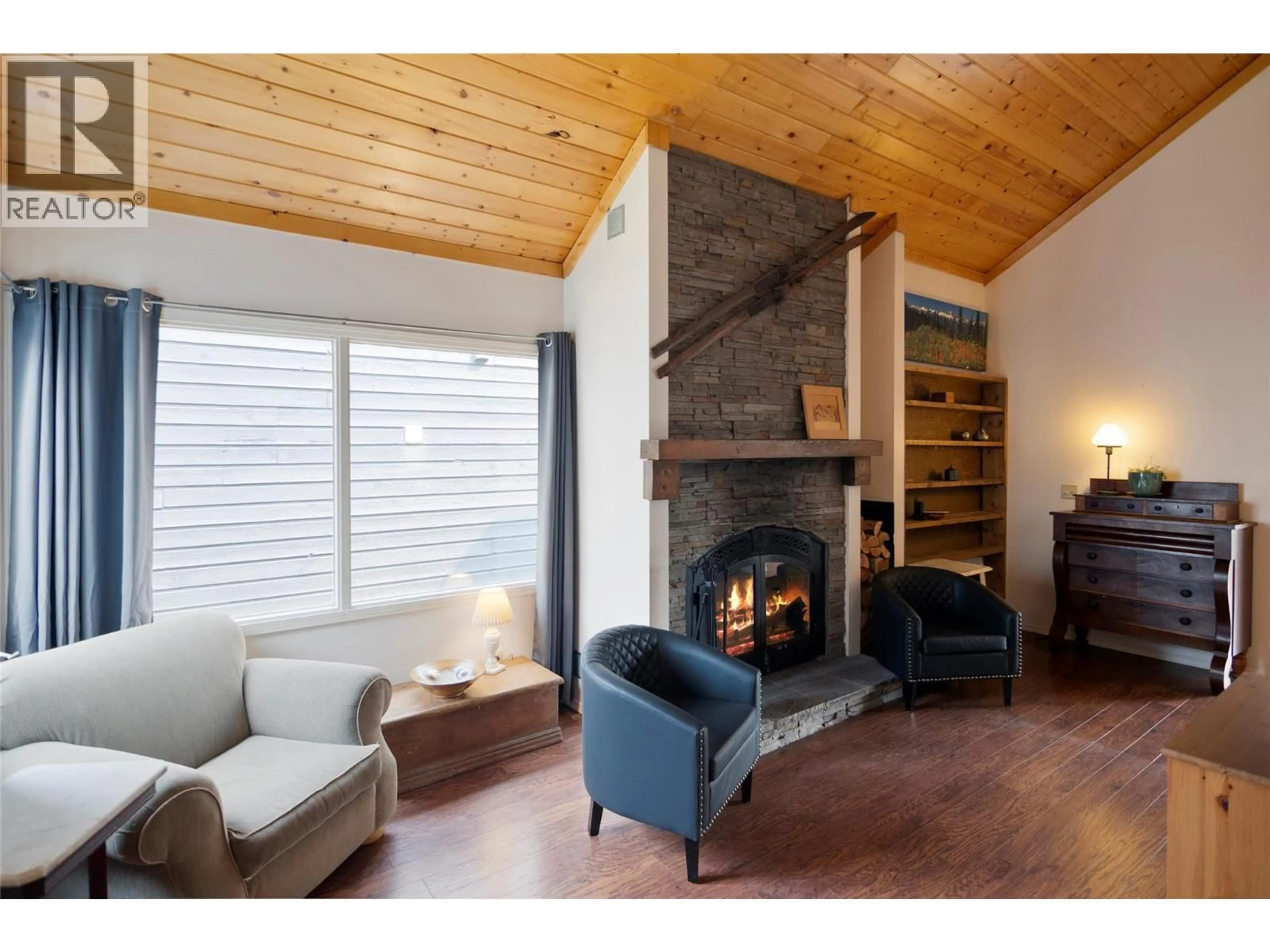 Living room with furniture, wood/laminate floor for 1852 CORBIN PLACE, Revelstoke British Columbia V0E2S0
