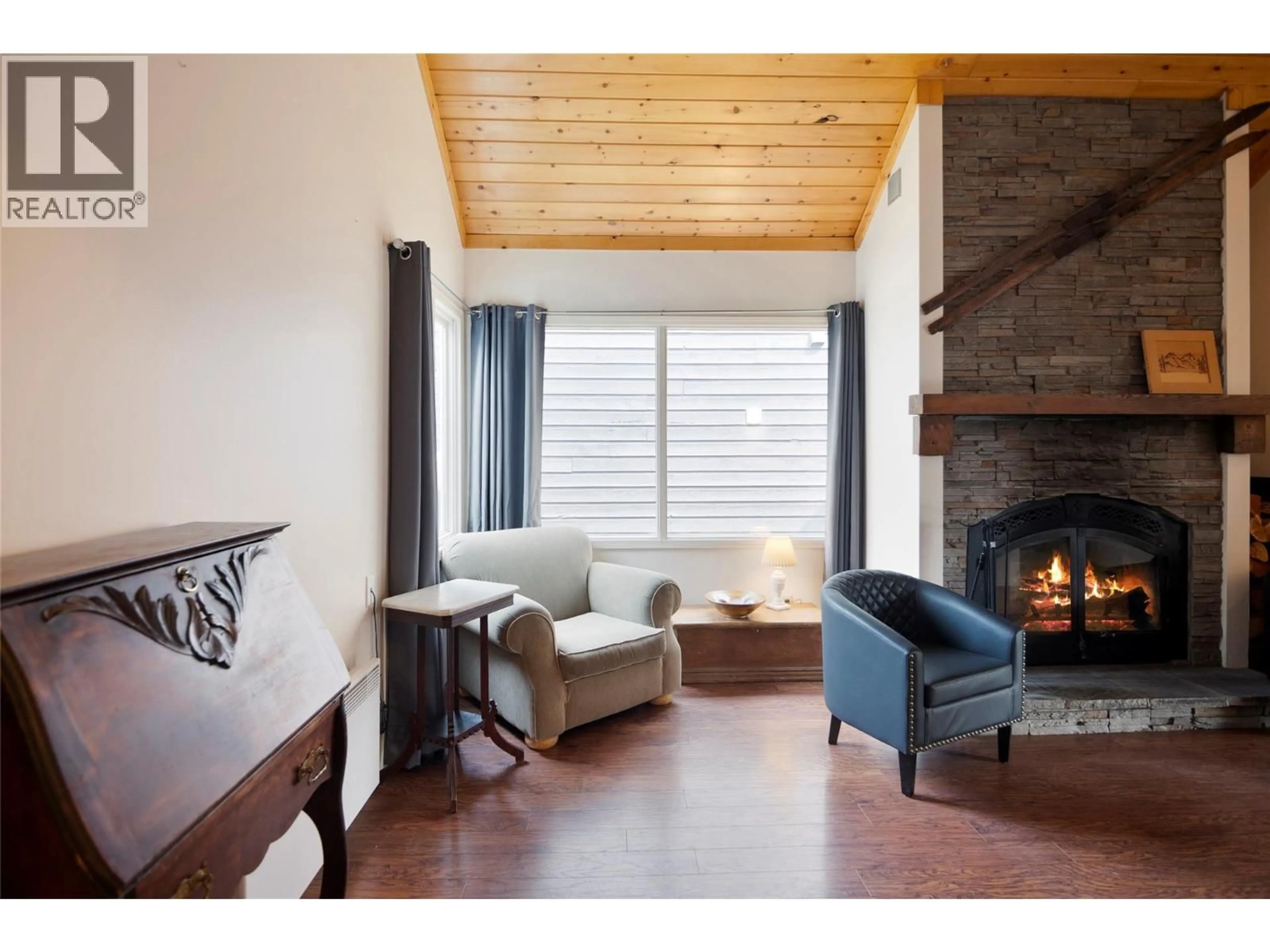Living room with furniture, wood/laminate floor for 1852 CORBIN PLACE, Revelstoke British Columbia V0E2S0