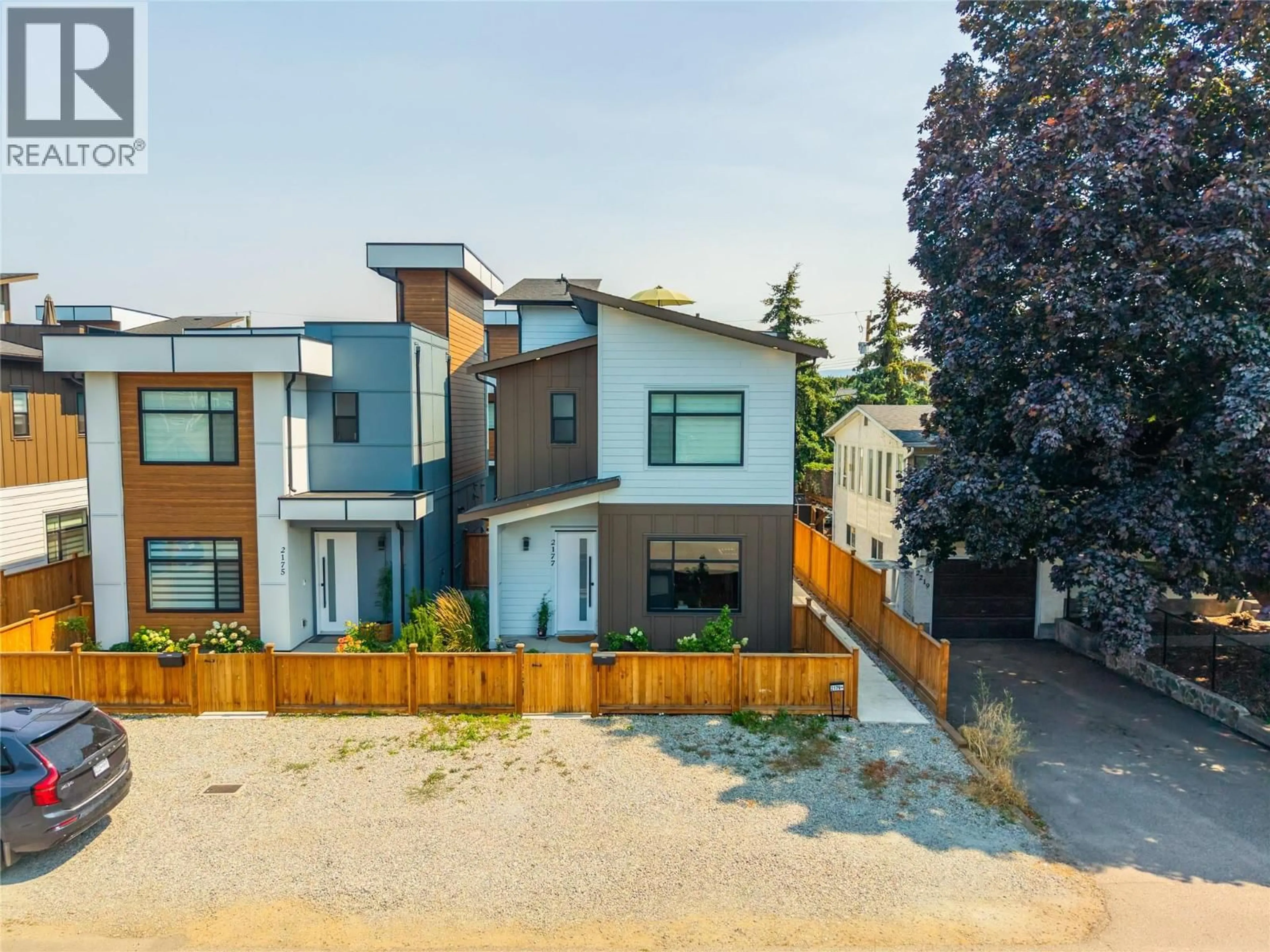 A pic from outside/outdoor area/front of a property/back of a property/a pic from drone, street for 2177 ABERDEEN STREET, Kelowna British Columbia V1Y2T3