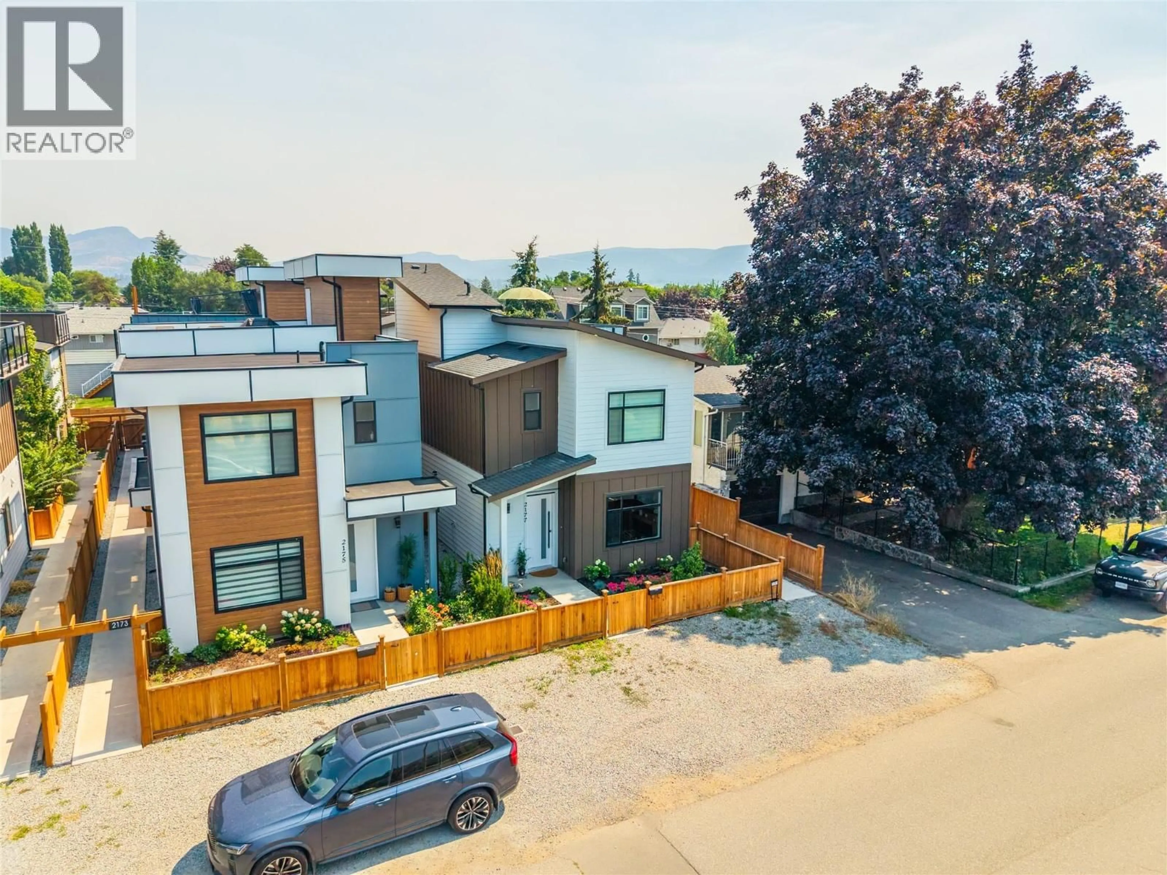 A pic from outside/outdoor area/front of a property/back of a property/a pic from drone, street for 2177 ABERDEEN STREET, Kelowna British Columbia V1Y2T3