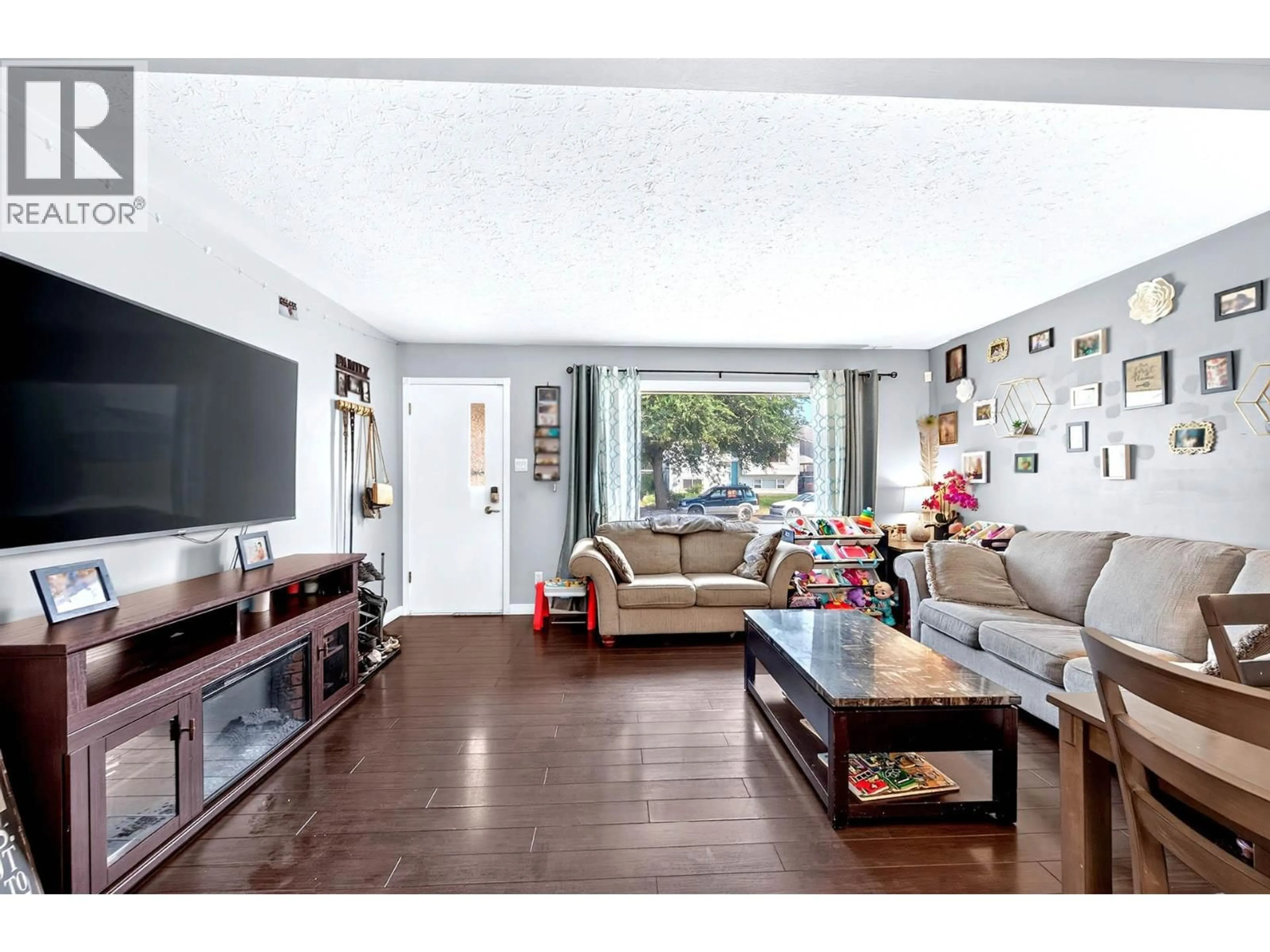 Living room with furniture, wood/laminate floor for 1721 BRUNNER AVENUE, Kamloops British Columbia V2B4K1