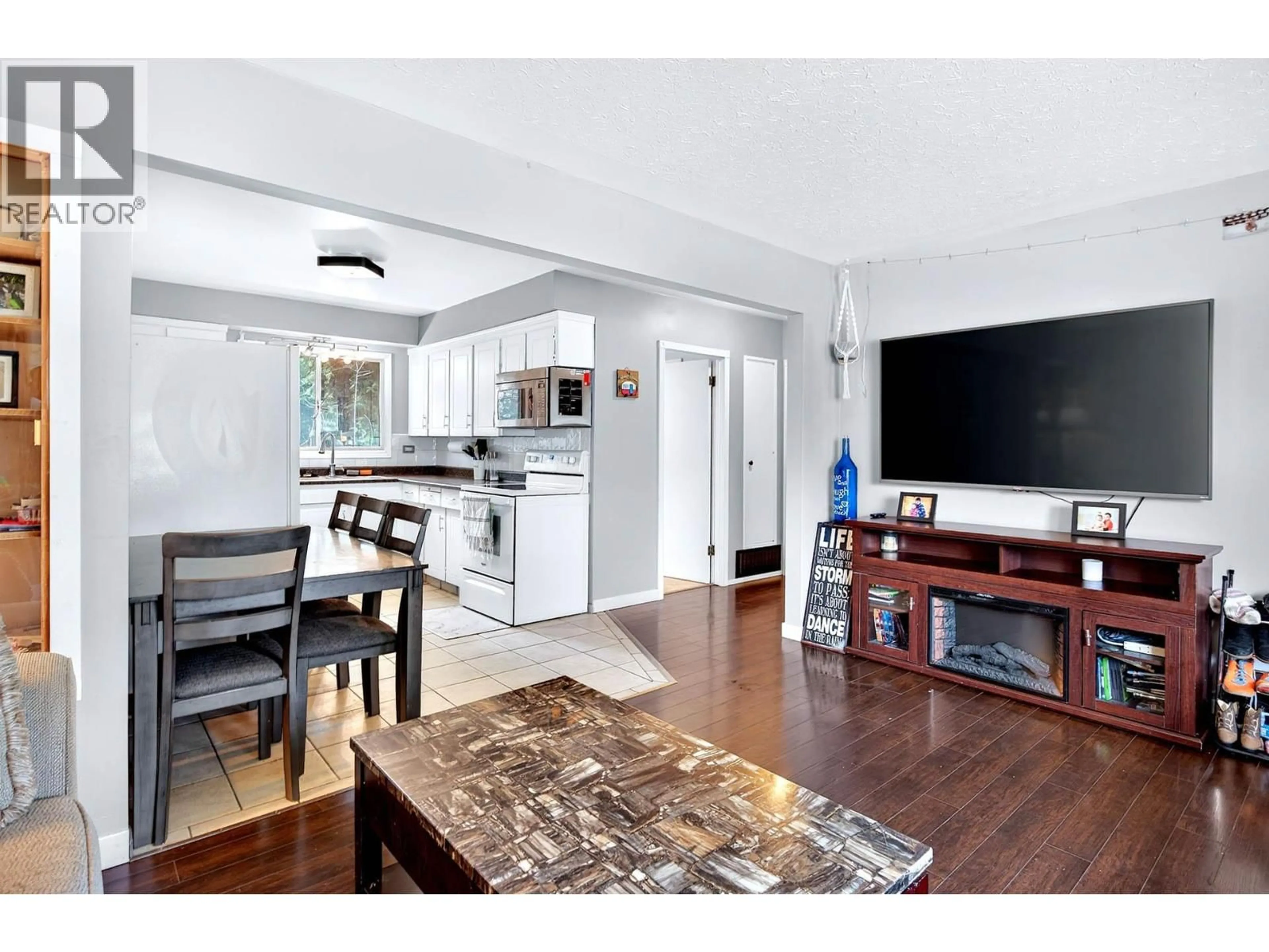 Open concept kitchen, wood/laminate floor for 1721 BRUNNER AVENUE, Kamloops British Columbia V2B4K1
