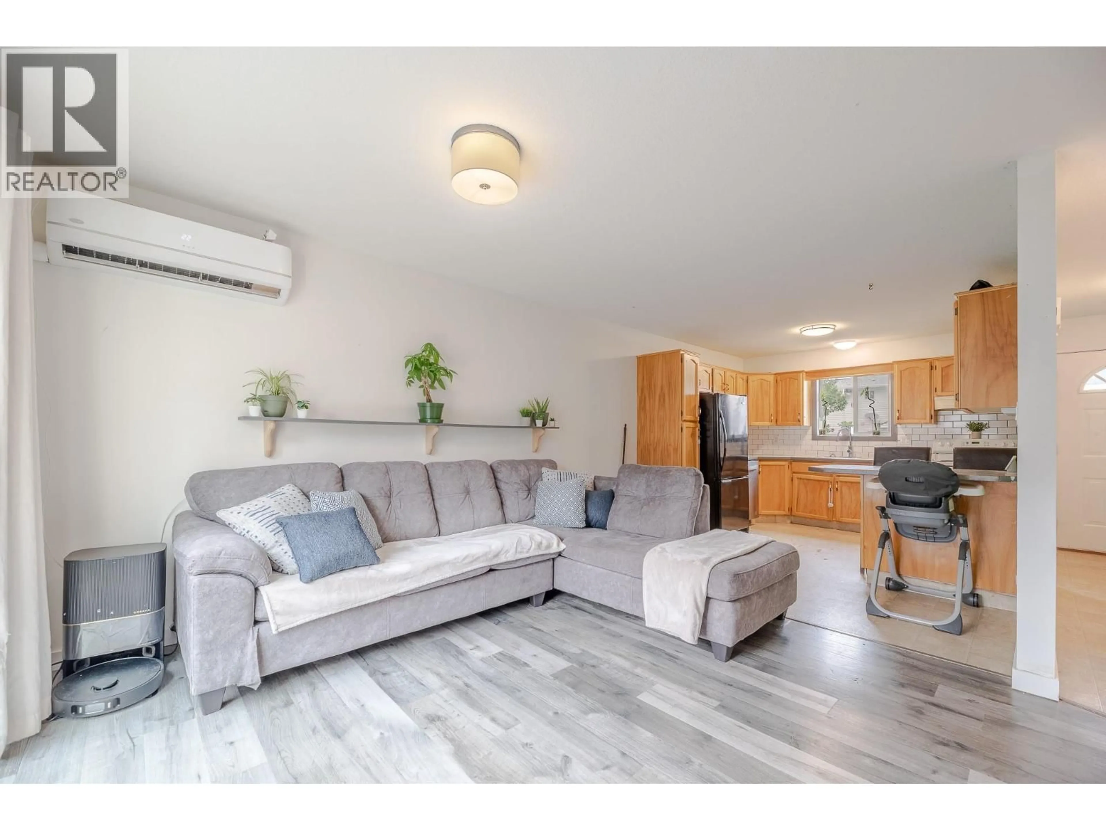Living room with furniture, wood/laminate floor for 124 - 3004 SOUTH MAIN STREET, Penticton British Columbia V2A6Y2