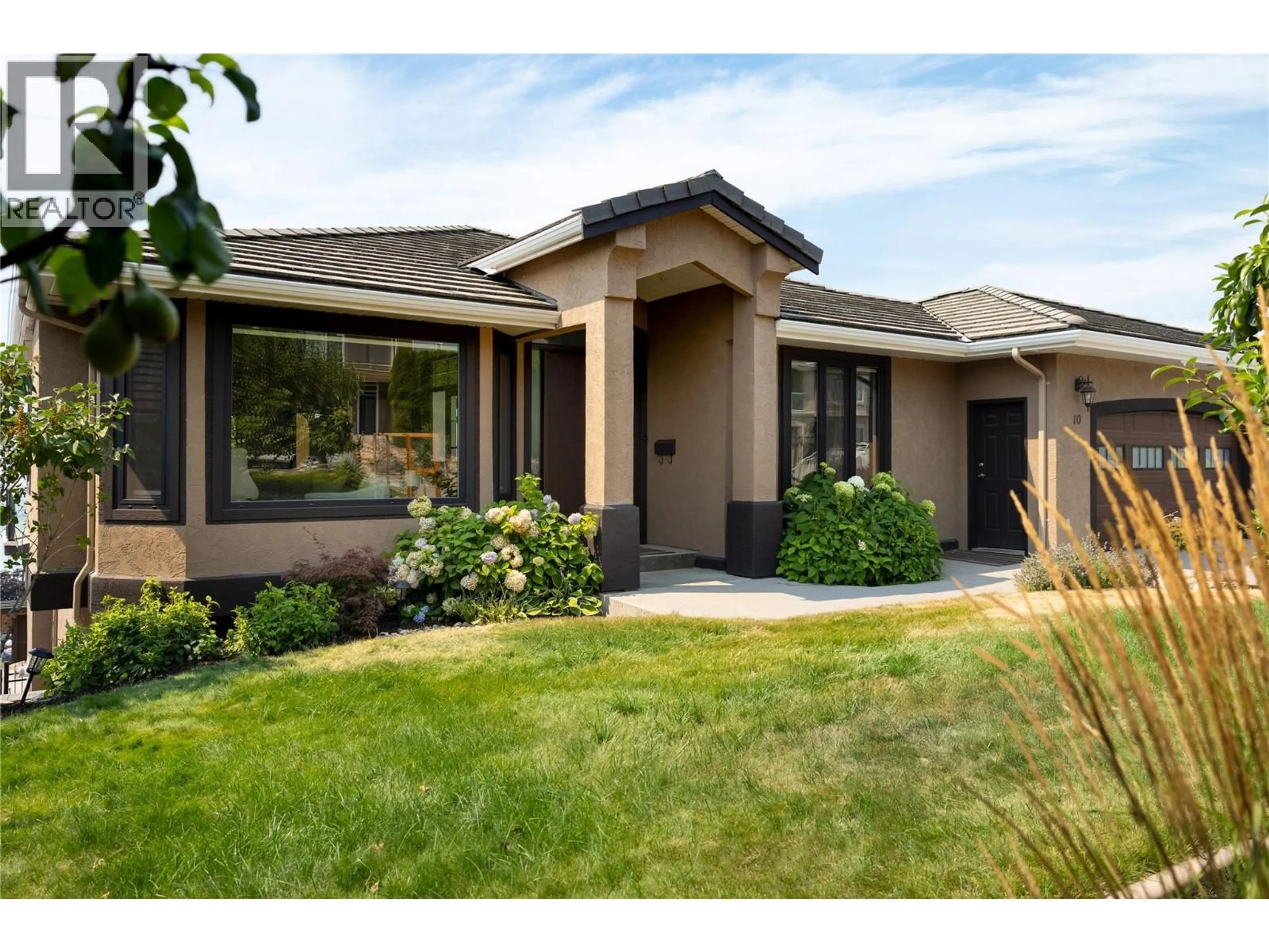 Home with vinyl exterior material, street for 10 BAYVIEW HEIGHTS, Coldstream British Columbia V1B2B9