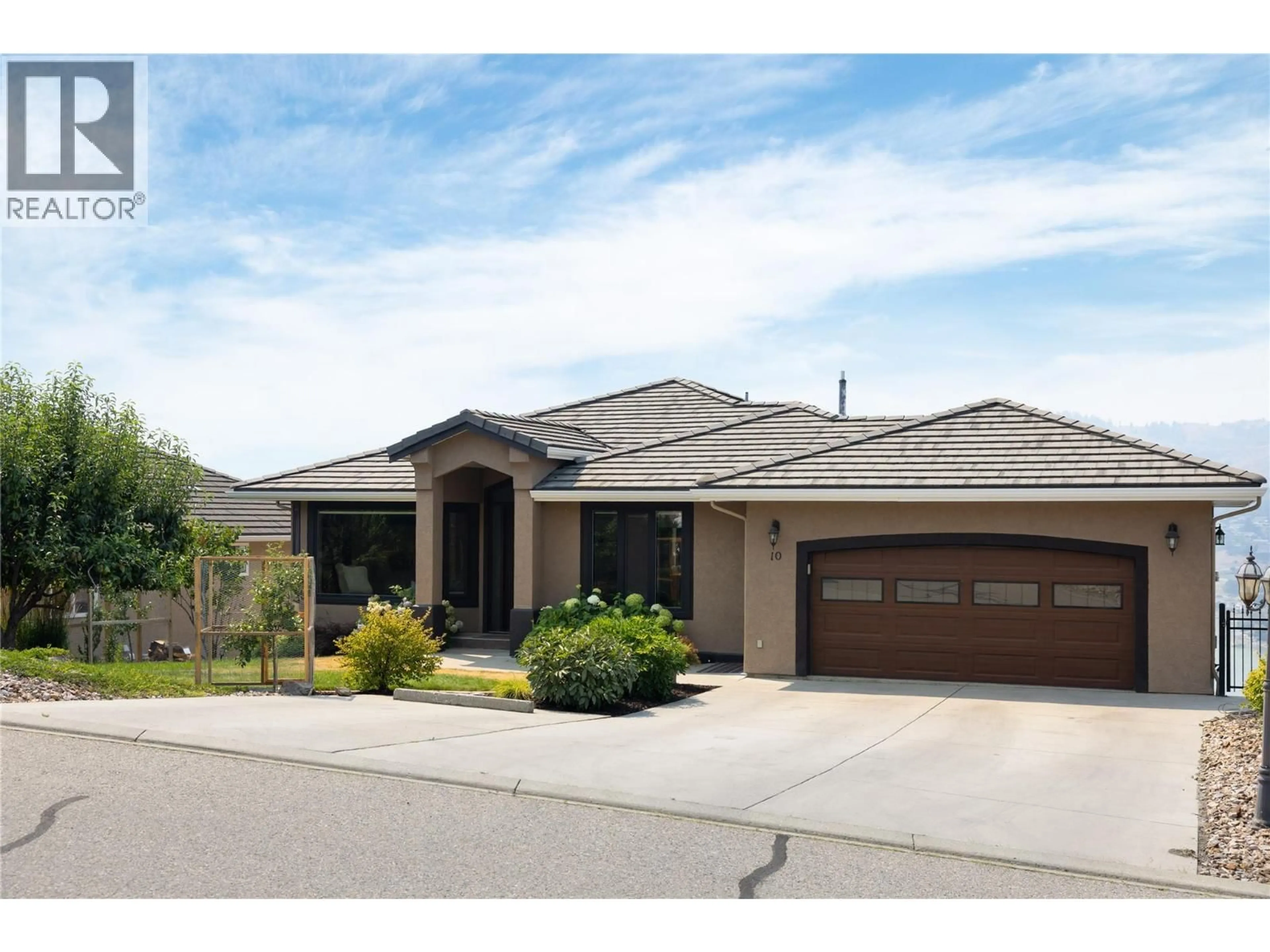Home with vinyl exterior material, street for 10 BAYVIEW HEIGHTS, Coldstream British Columbia V1B2B9