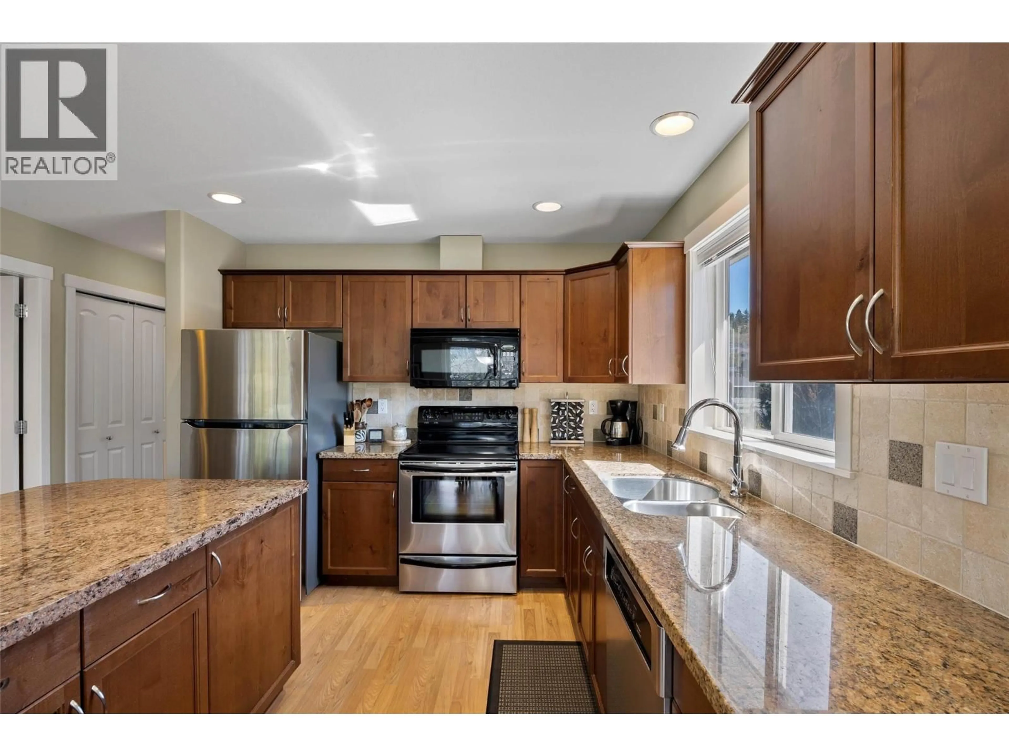 Open concept kitchen, ceramic/tile floor for 34 - 1855 HILLSIDE DRIVE, Kamloops British Columbia V2E0A2