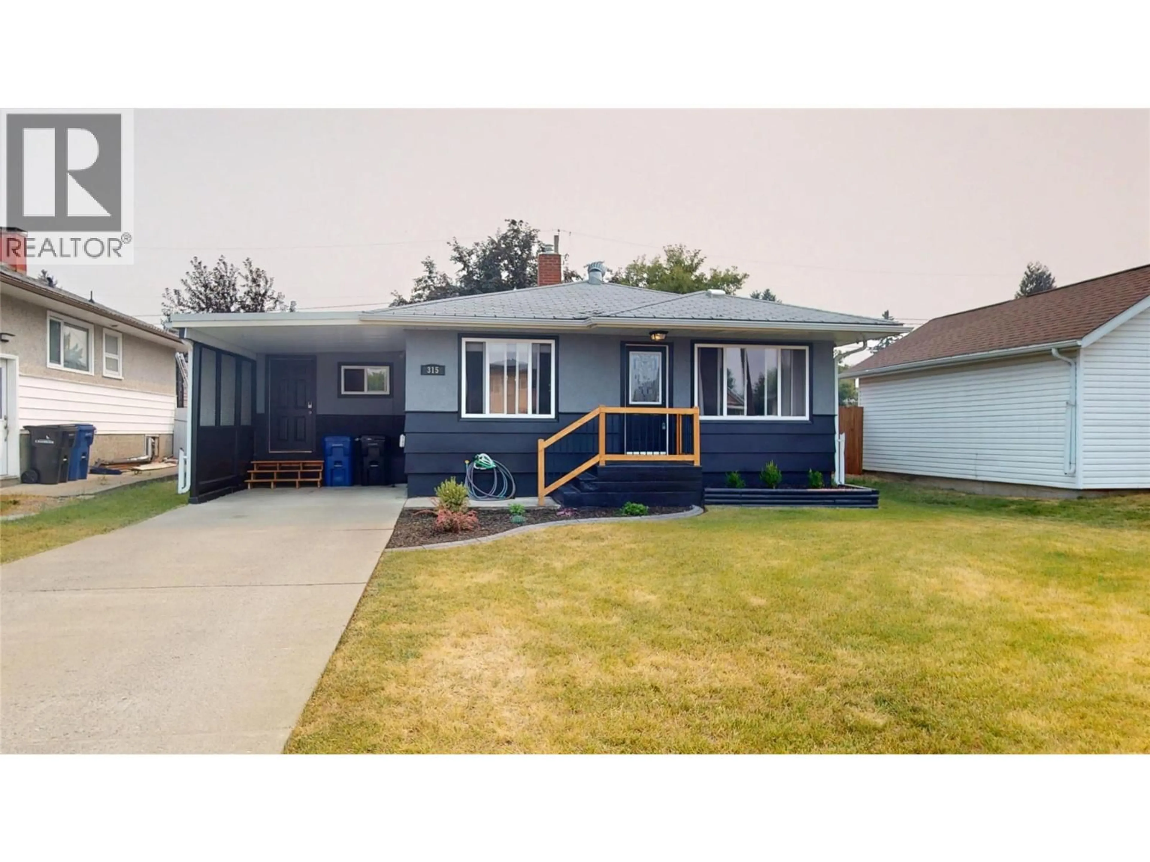 Home with vinyl exterior material, street for 315 5 STREET SOUTH, Cranbrook British Columbia V1C1J5