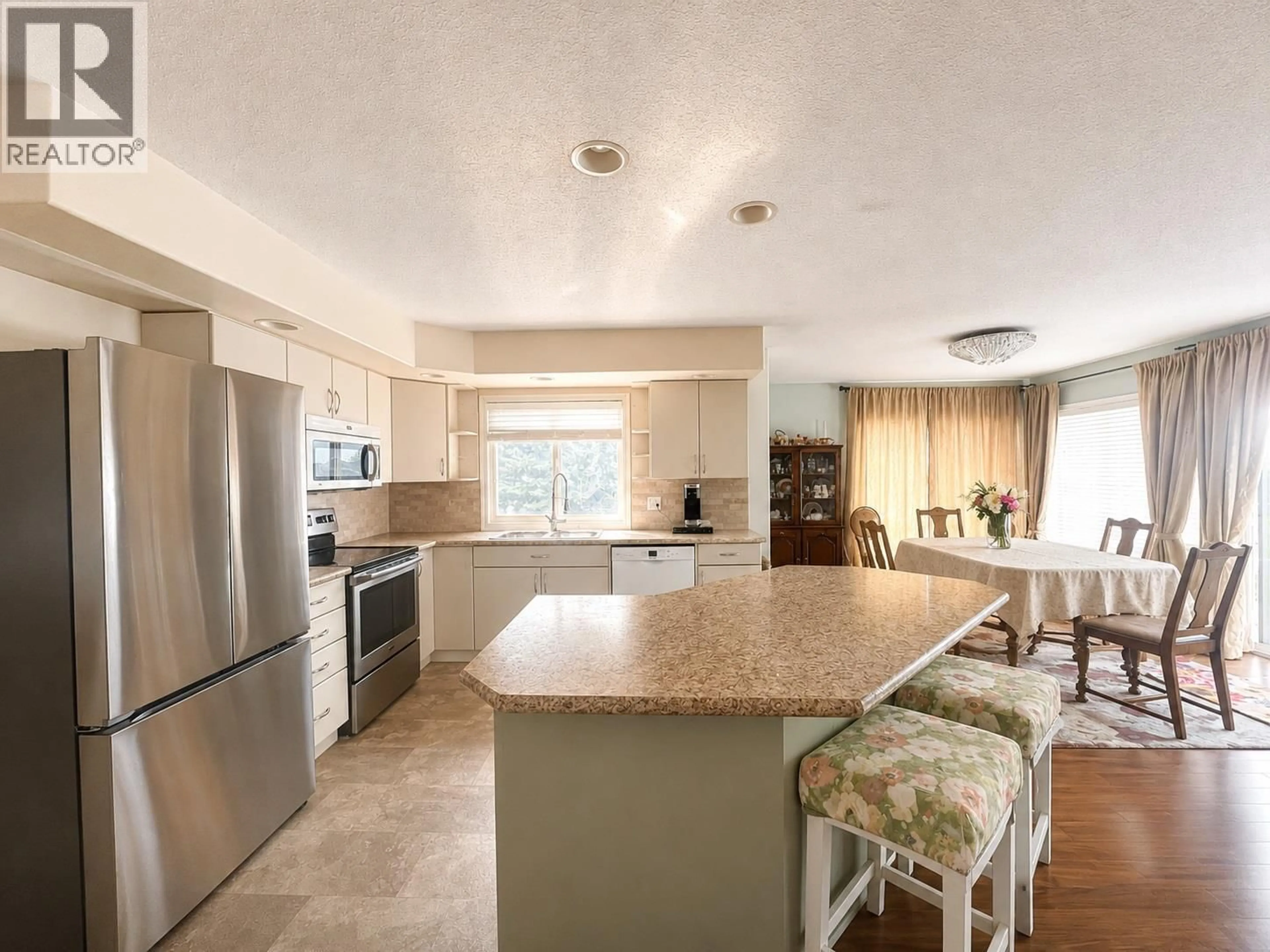 Open concept kitchen, ceramic/tile floor for 16 - 2630 NECHAKO DRIVE, Kamloops British Columbia V2E2C9