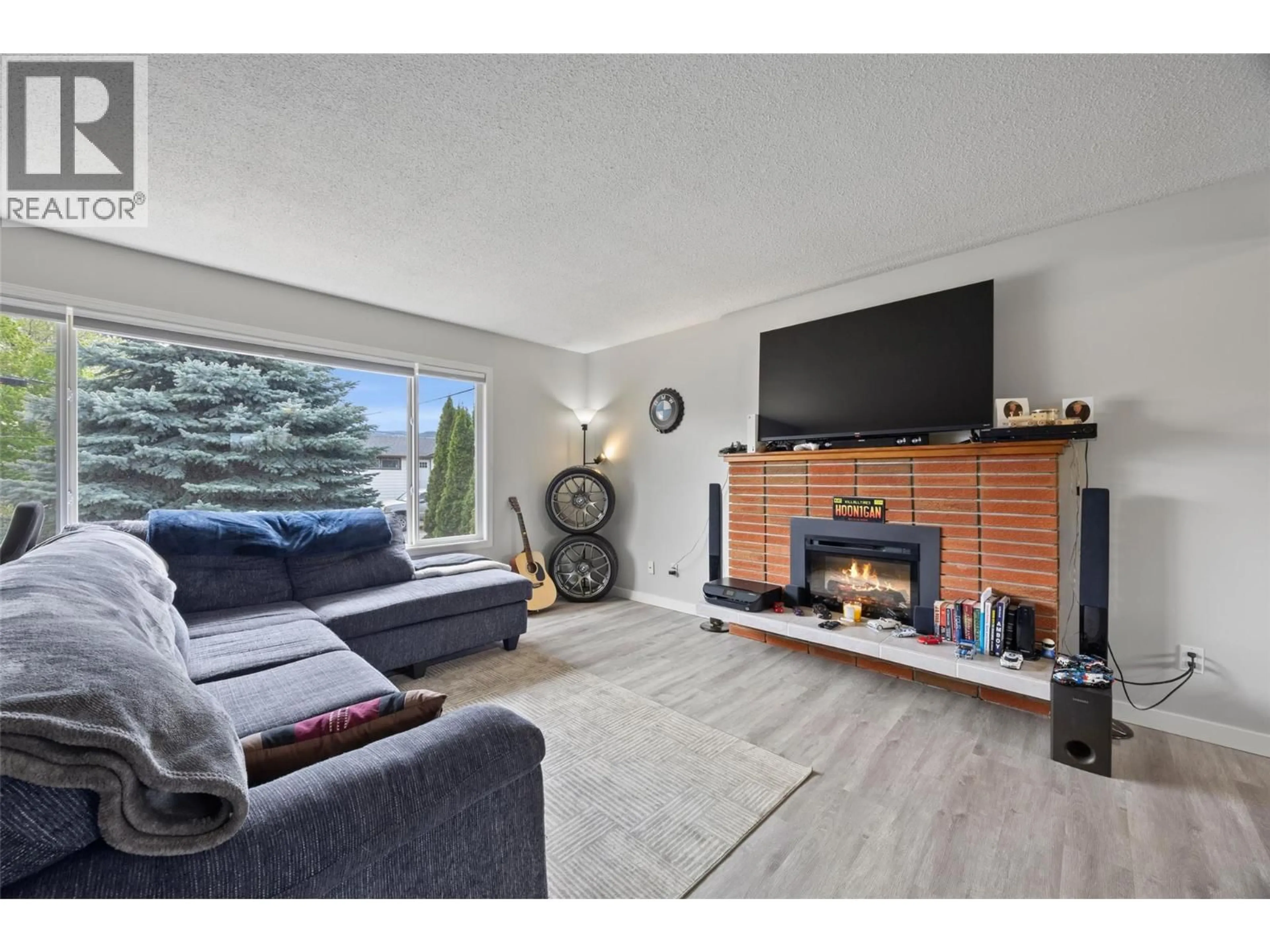 Living room with furniture, unknown for 634 PATRICIA AVENUE, Kamloops British Columbia V2B7M3