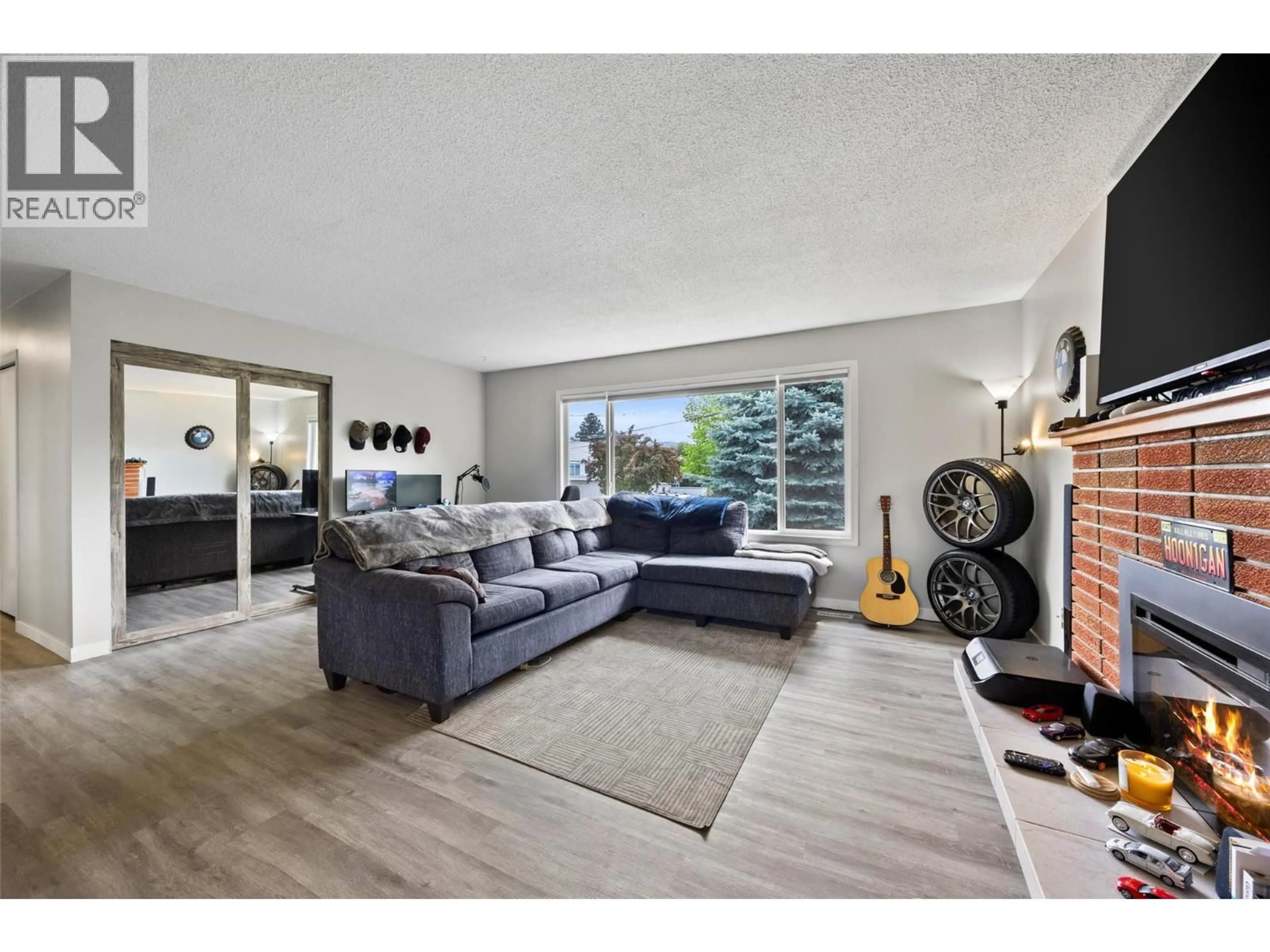 Living room with furniture, unknown for 634 PATRICIA AVENUE, Kamloops British Columbia V2B7M3