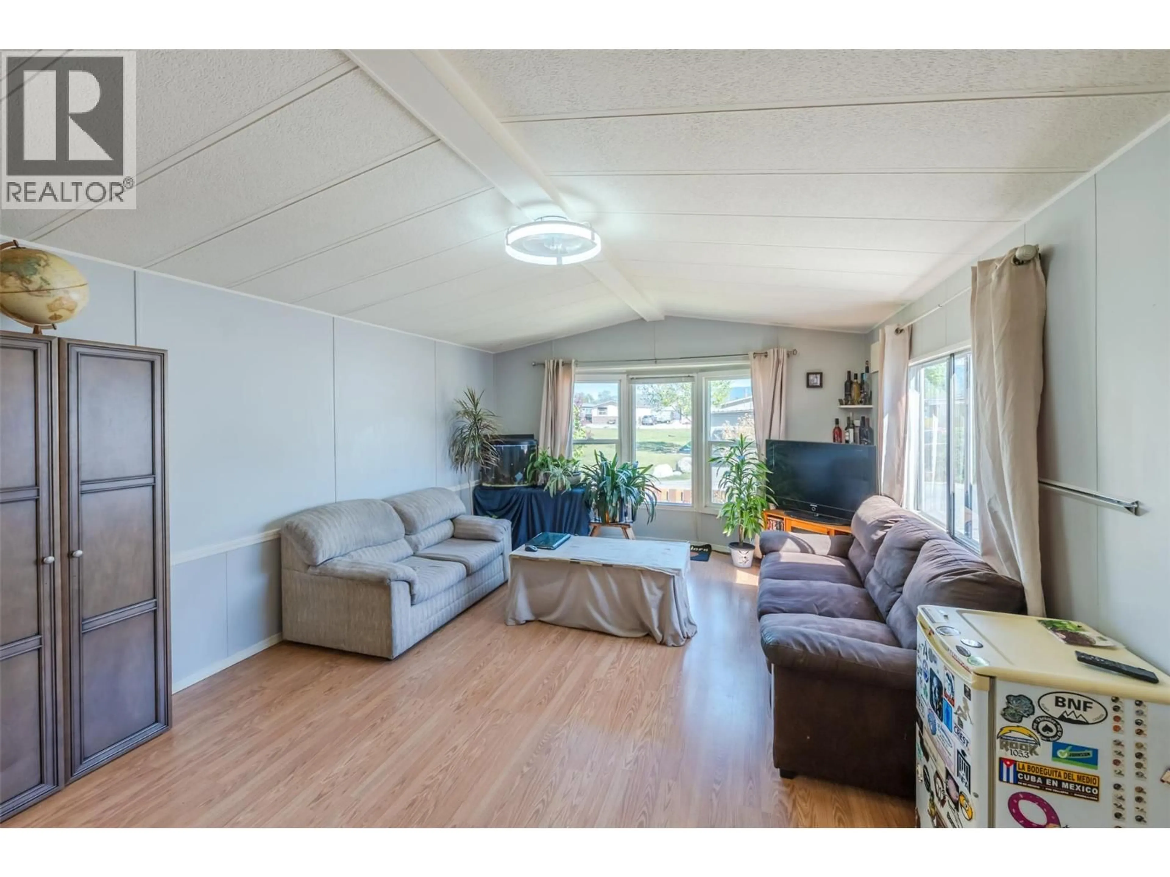 Living room with furniture, wood/laminate floor for 27 - 3999 SKAHA LAKE ROAD, Penticton British Columbia V2A6J7