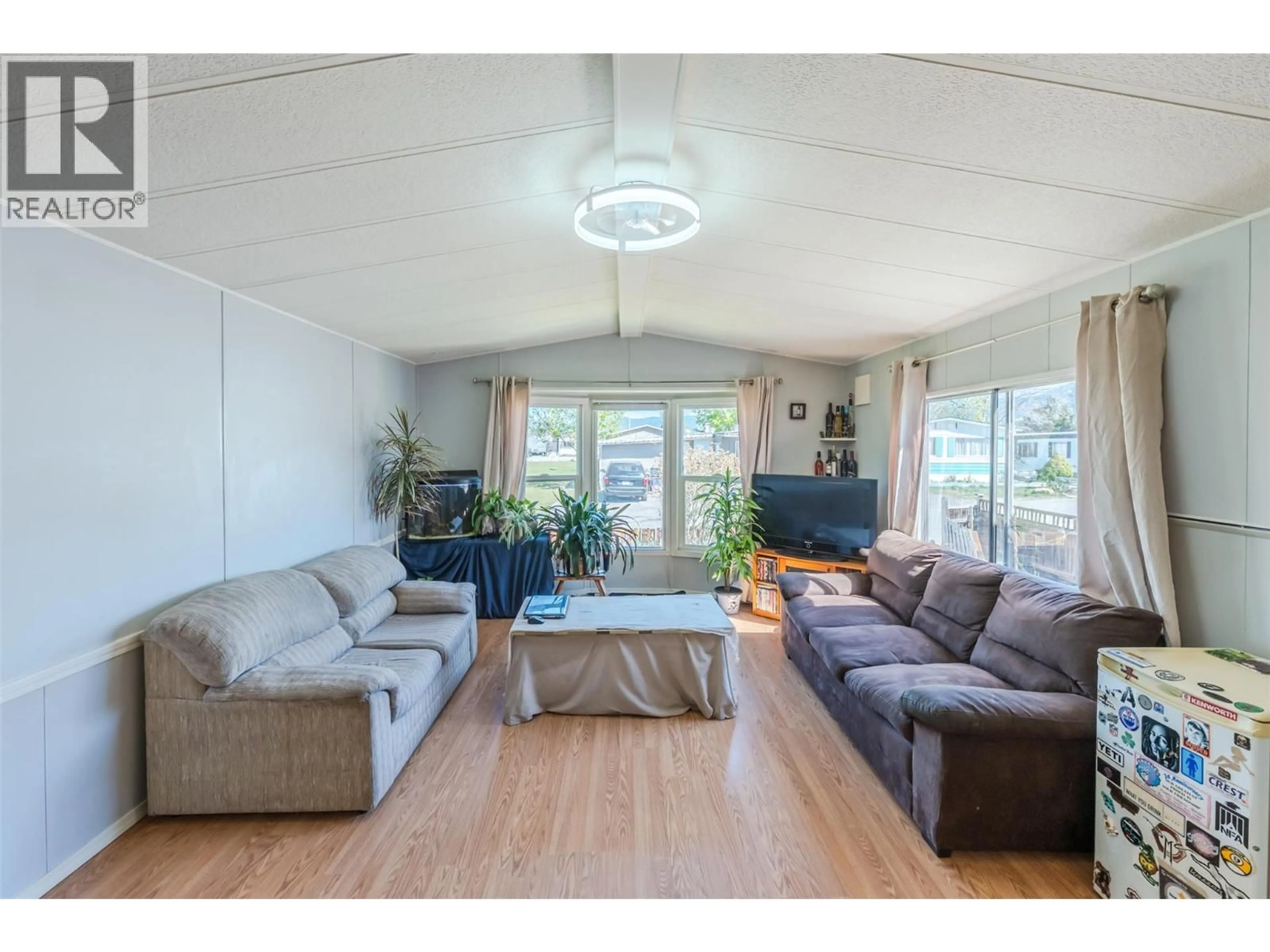 Living room with furniture, wood/laminate floor for 27 - 3999 SKAHA LAKE ROAD, Penticton British Columbia V2A6J7