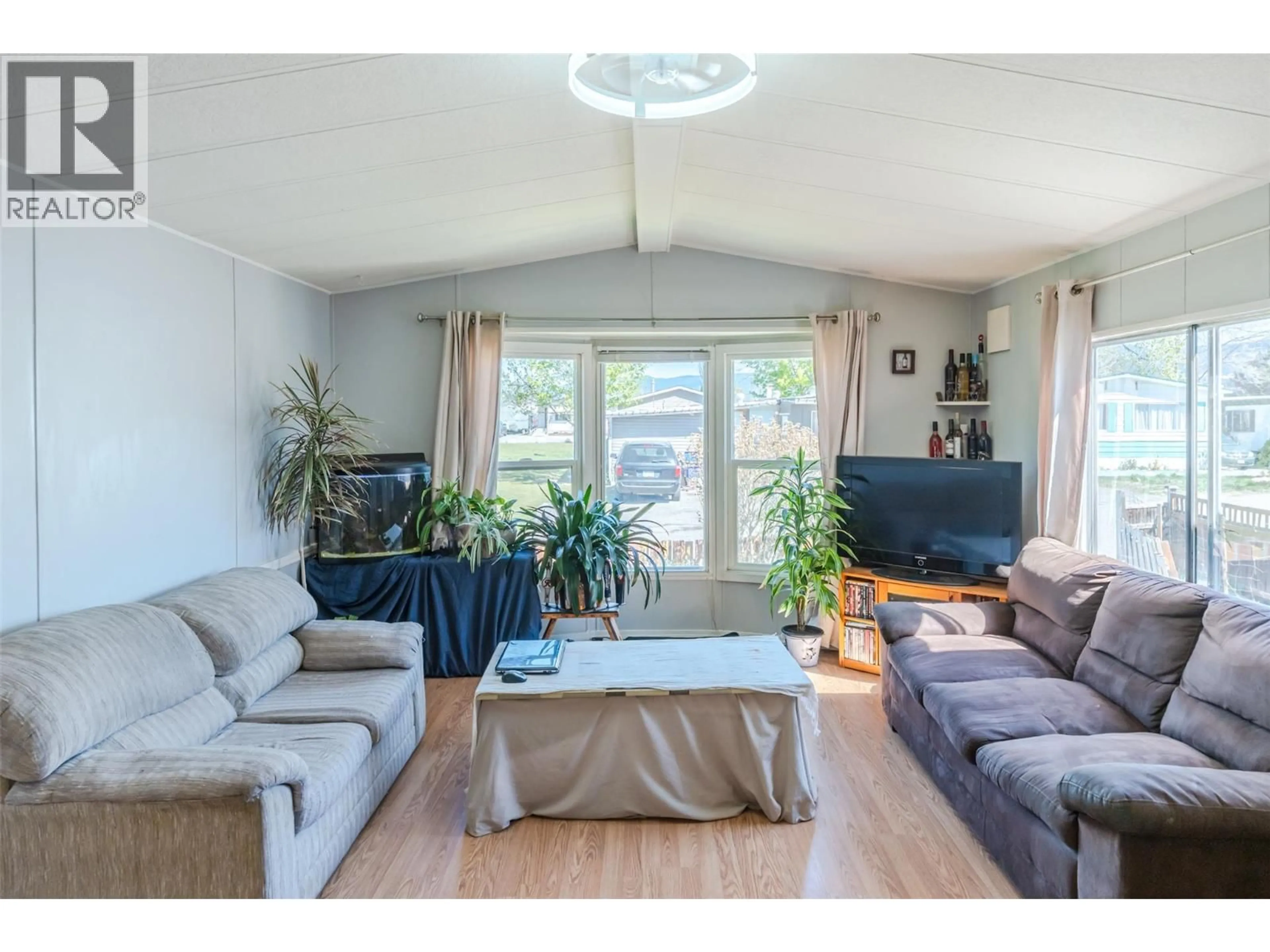 Living room with furniture, wood/laminate floor for 27 - 3999 SKAHA LAKE ROAD, Penticton British Columbia V2A6J7