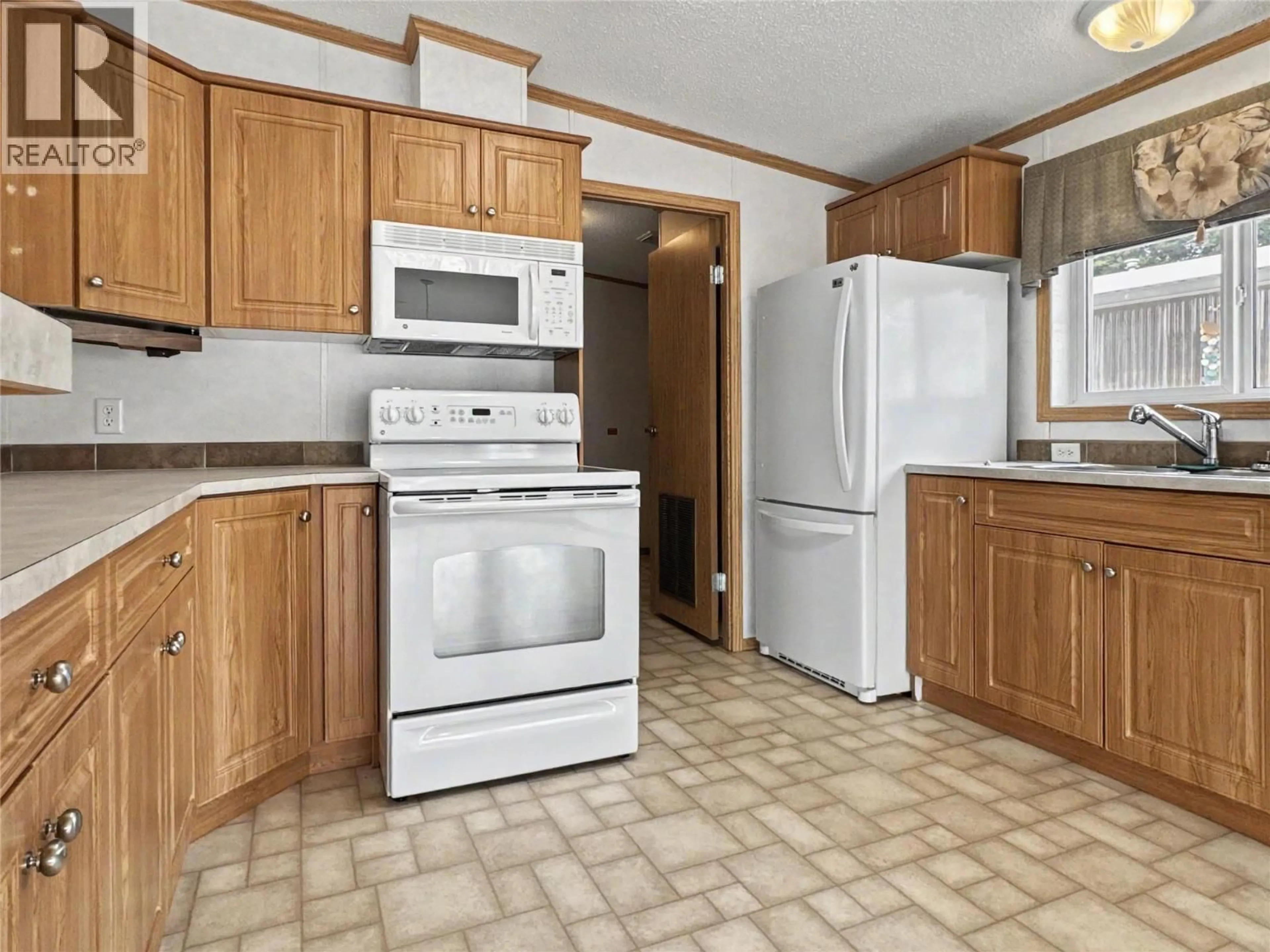Standard kitchen, unknown for 6 - 2321 INDUSTRIAL ROAD, Cranbrook British Columbia V1C6H3