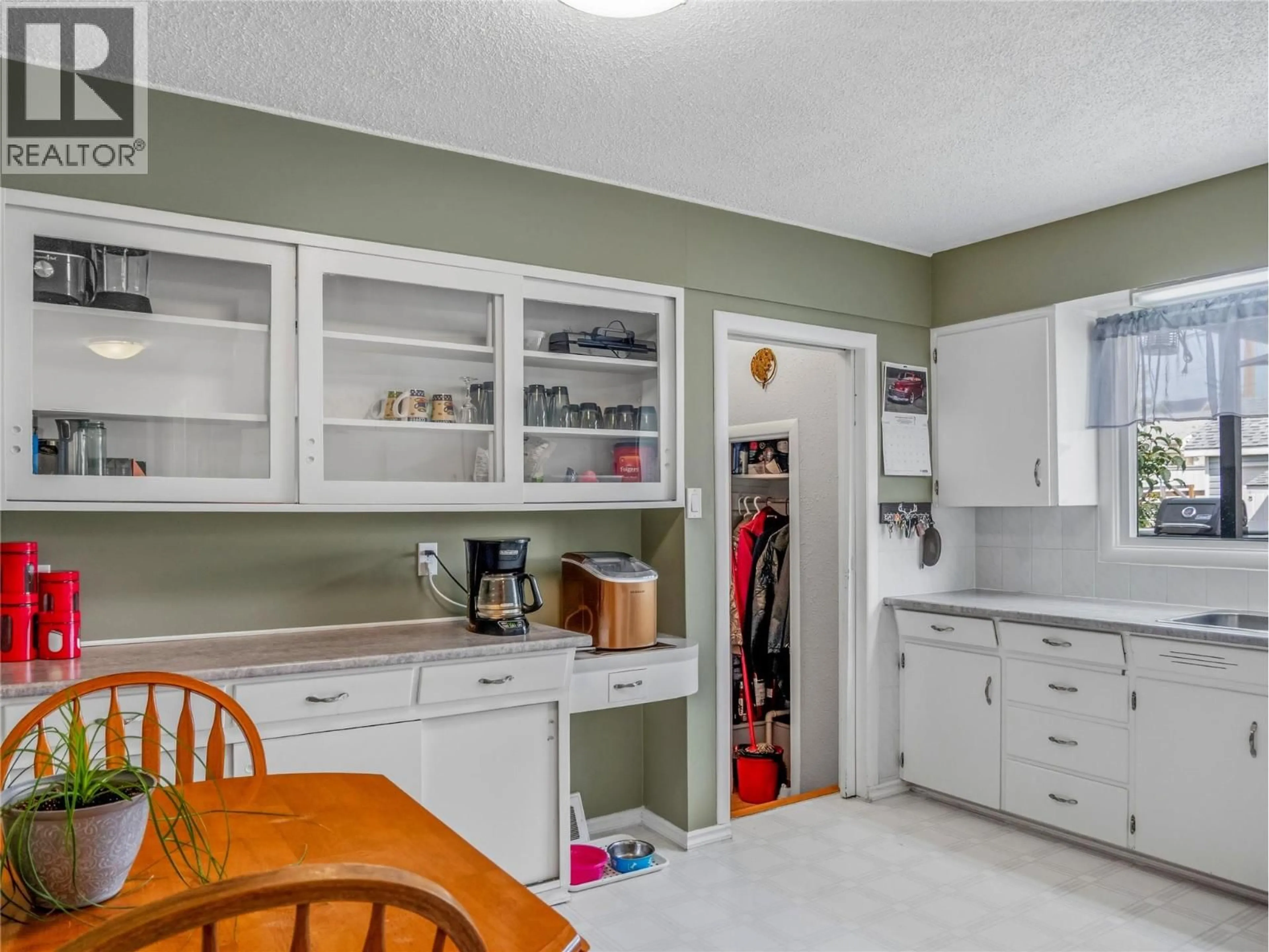 Standard kitchen, unknown for 1324 93 AVENUE, Dawson Creek British Columbia V1G1E4