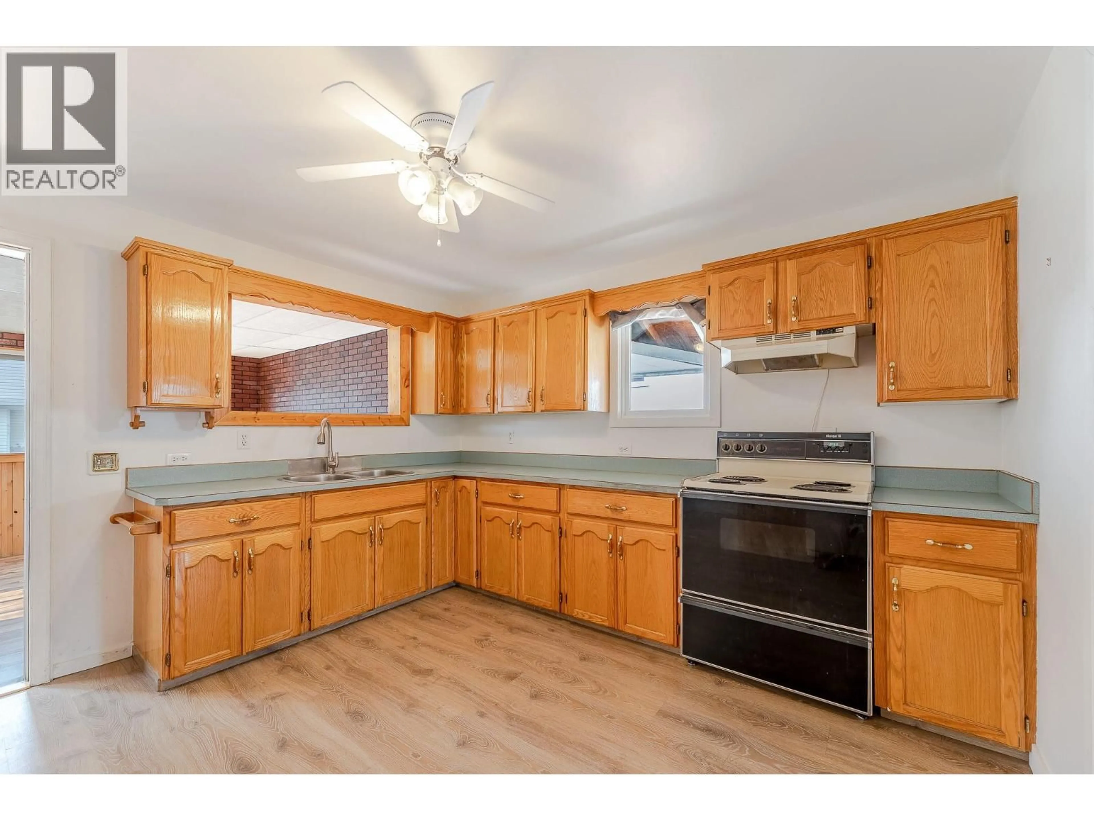 Standard kitchen, wood/laminate floor for 553 PAPINEAU STREET, Penticton British Columbia V2A4X6