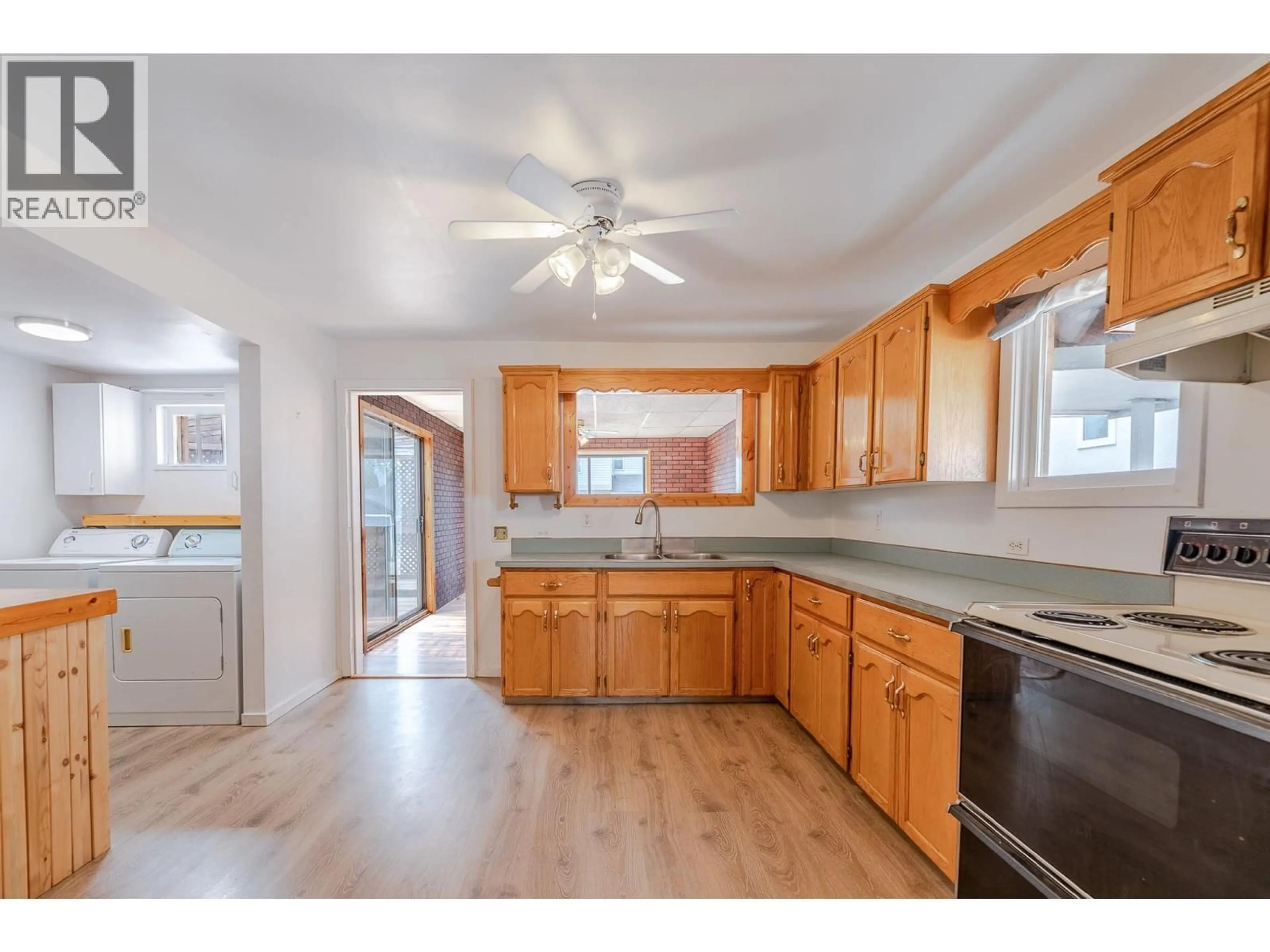 Open concept kitchen, unknown for 553 PAPINEAU STREET, Penticton British Columbia V2A4X6