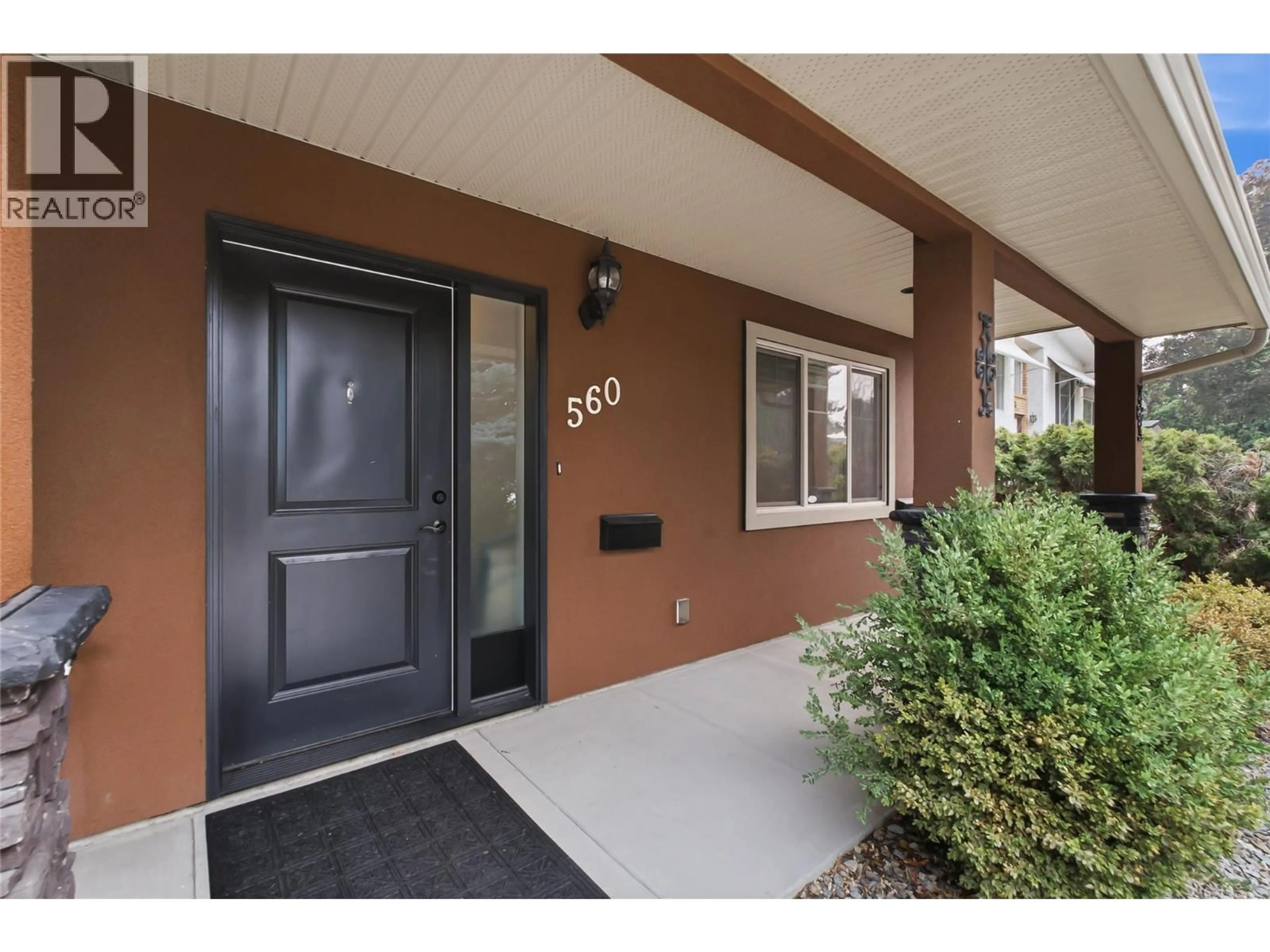 Indoor entryway for 560 CHRISTLETON AVENUE, Kelowna British Columbia V1Y5J2