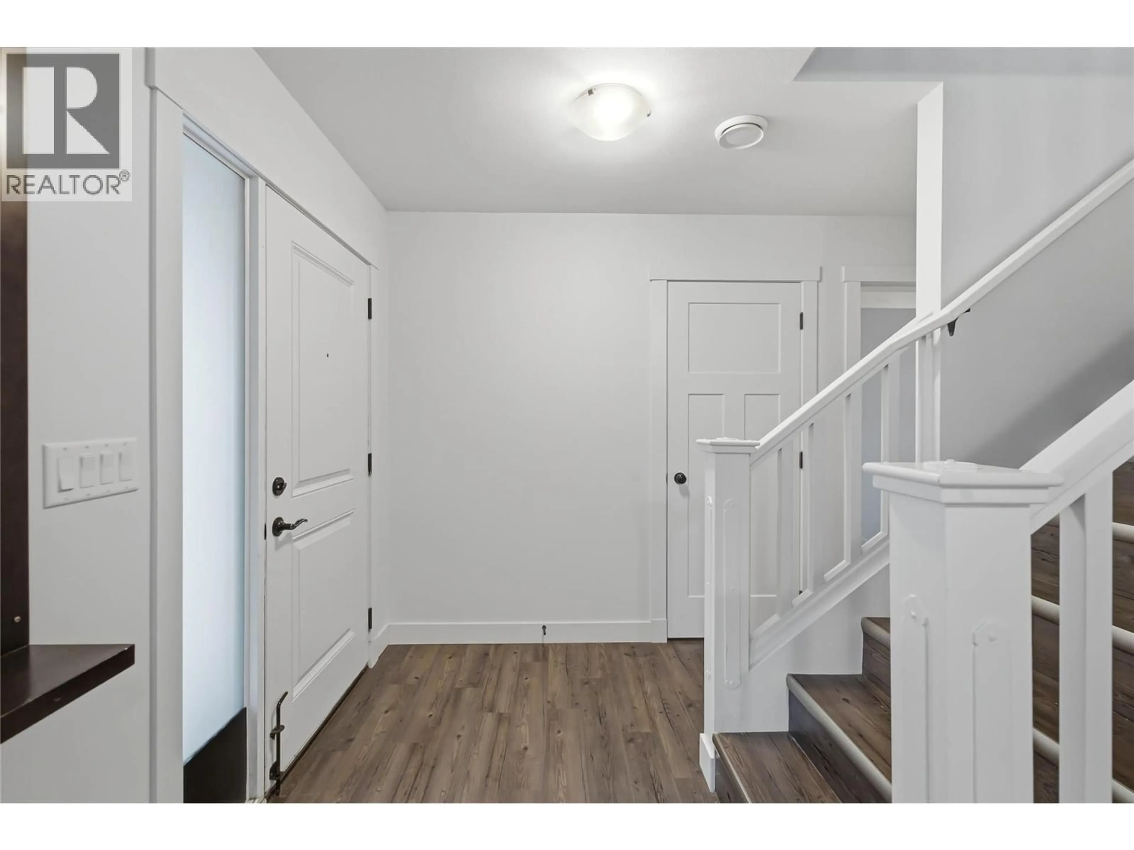 Indoor entryway for 560 CHRISTLETON AVENUE, Kelowna British Columbia V1Y5J2