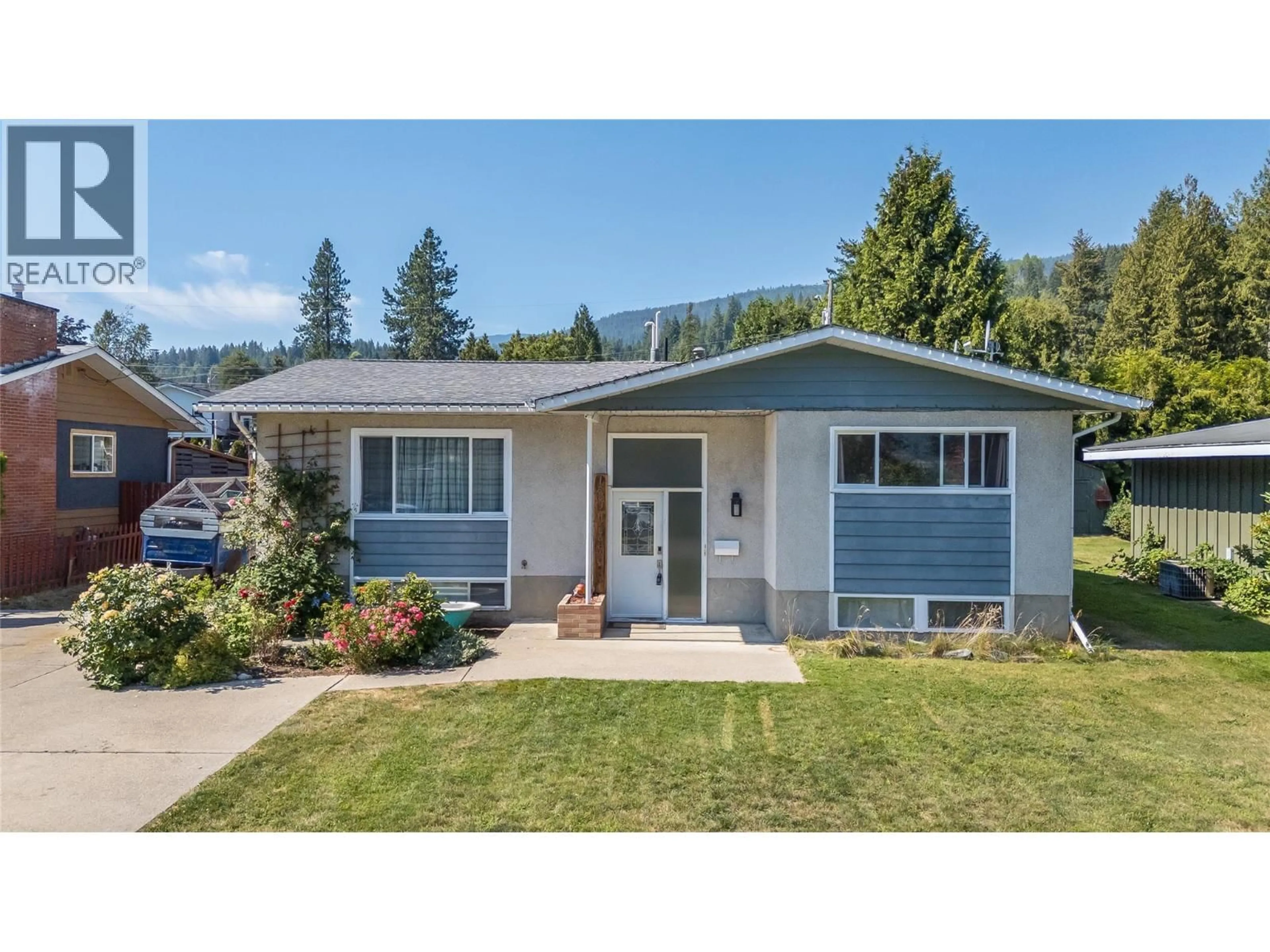 Home with vinyl exterior material, unknown for 1684 RIDGEWOOD DRIVE, Castlegar British Columbia V1N2L7