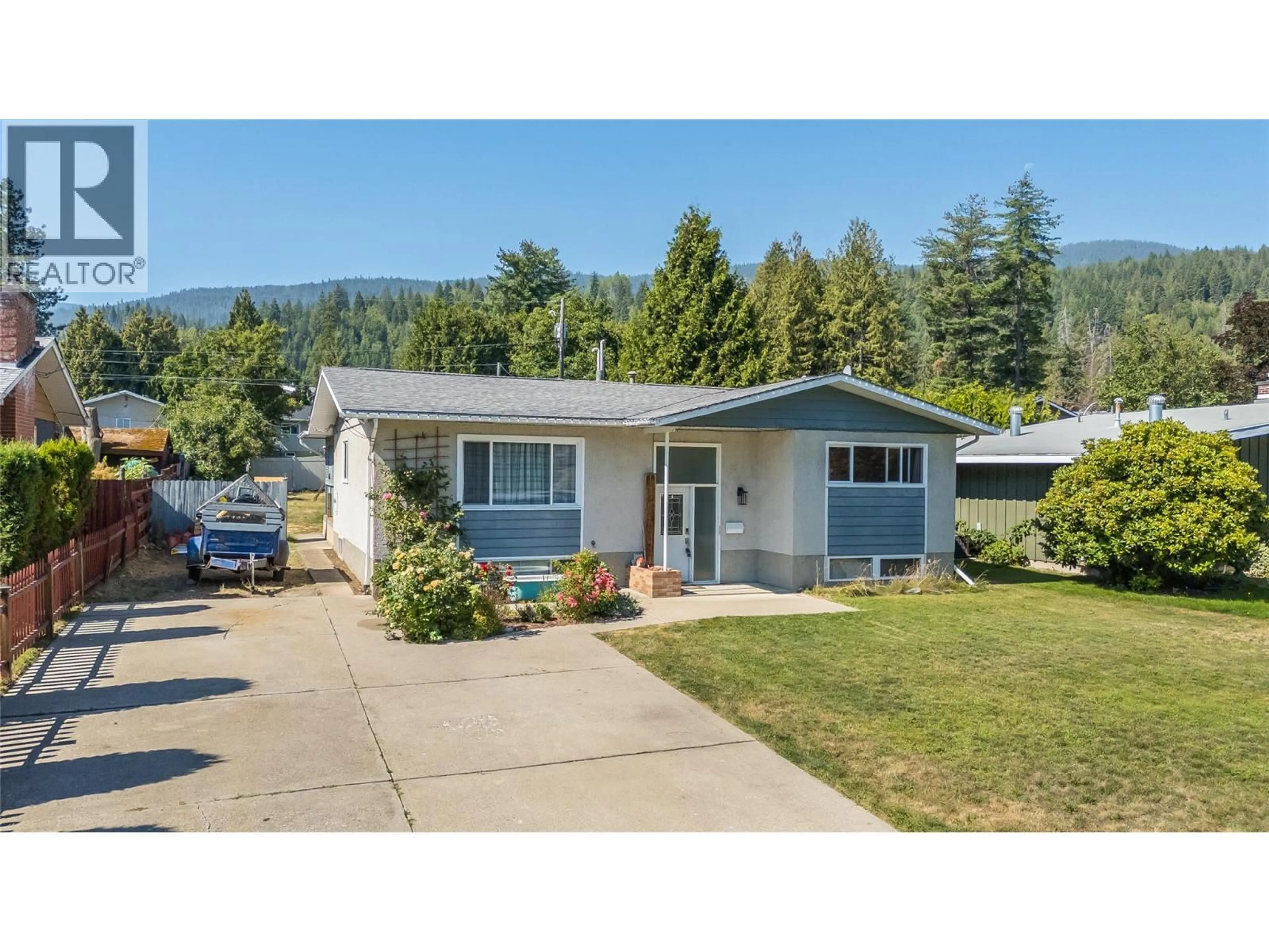 Home with vinyl exterior material, street for 1684 RIDGEWOOD DRIVE, Castlegar British Columbia V1N2L7