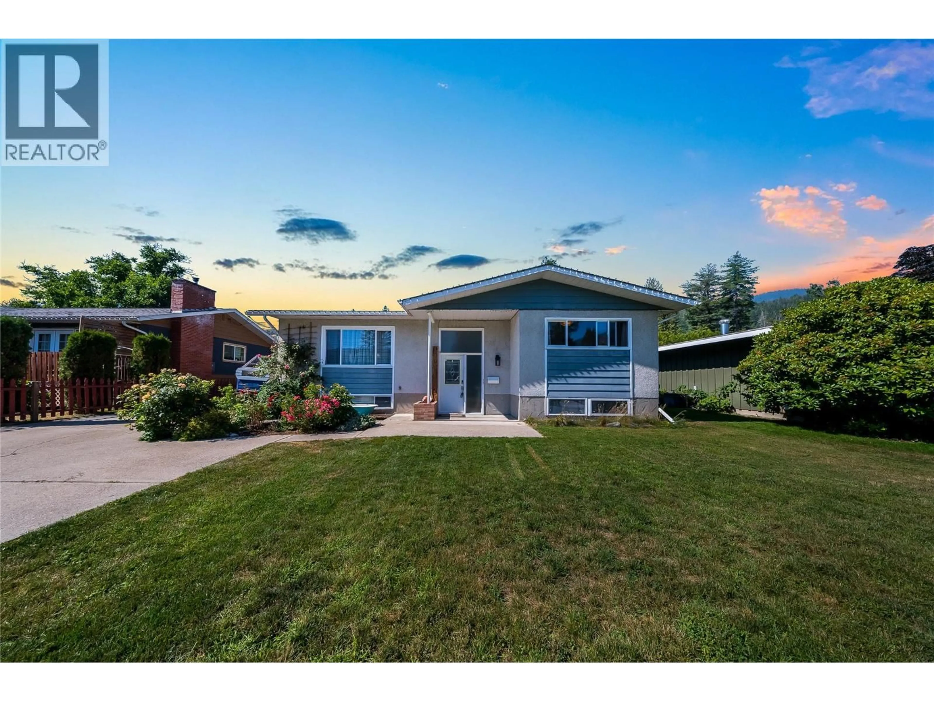 Home with vinyl exterior material, street for 1684 RIDGEWOOD DRIVE, Castlegar British Columbia V1N2L7
