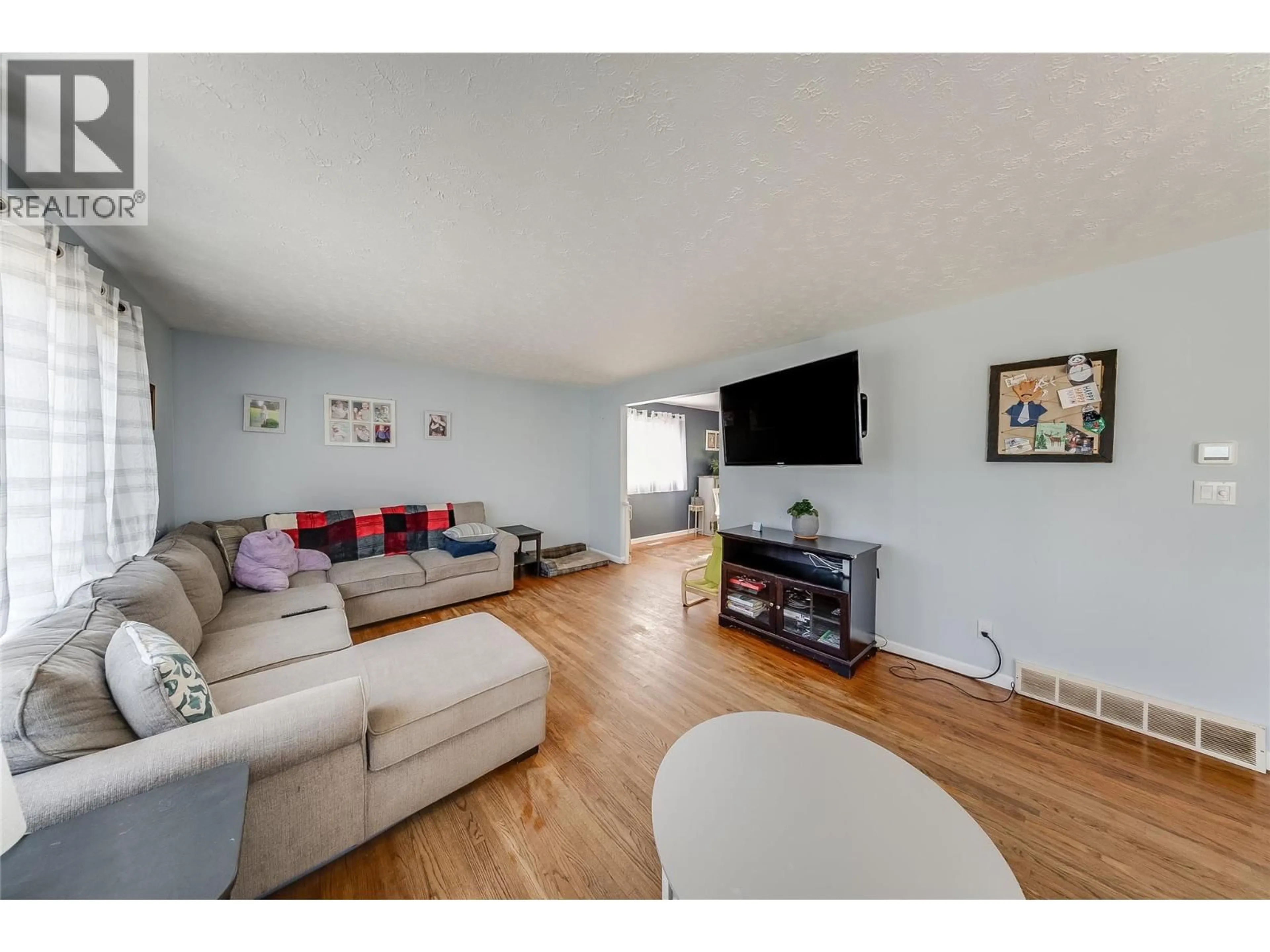 Living room with furniture, wood/laminate floor for 1684 RIDGEWOOD DRIVE, Castlegar British Columbia V1N2L7