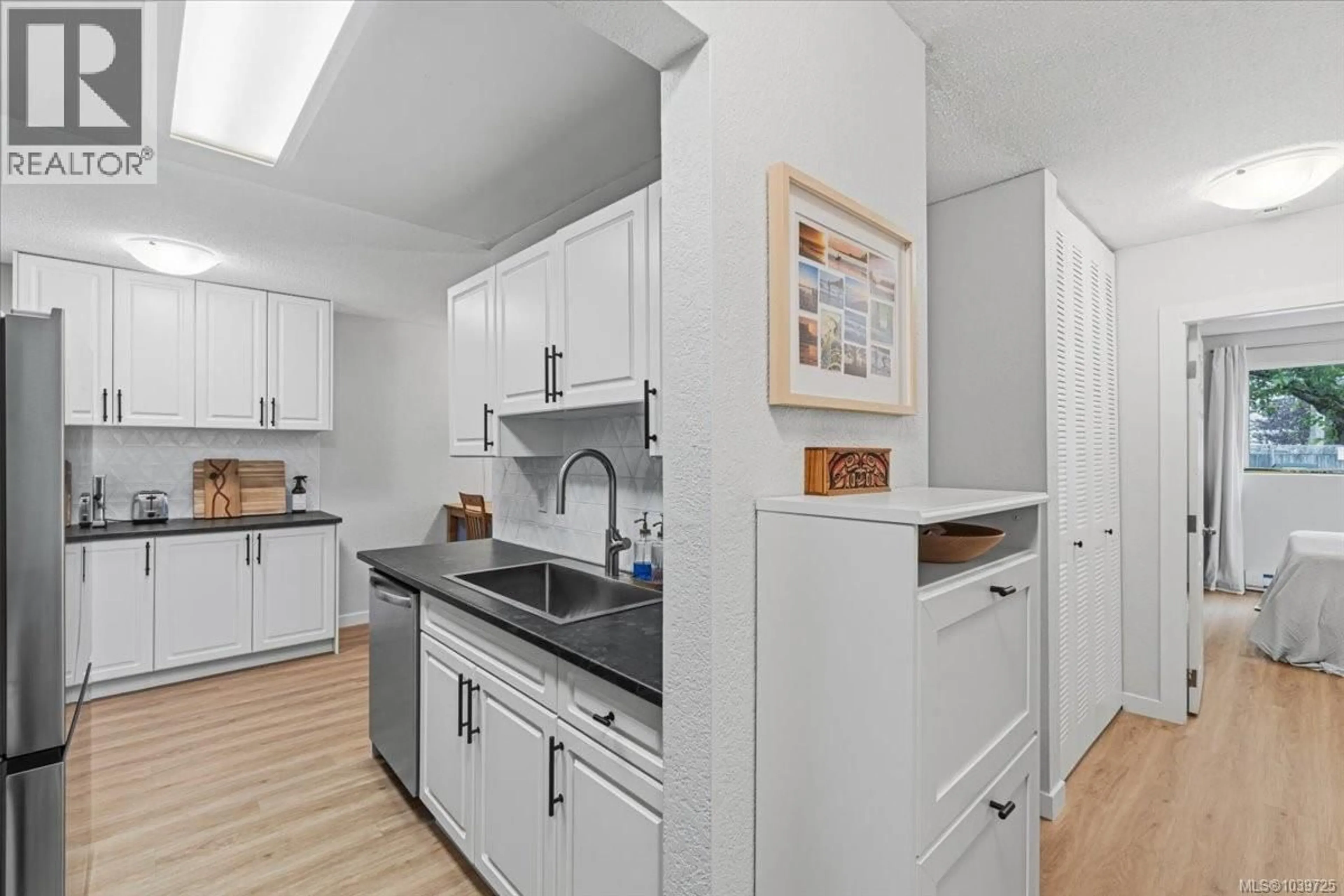 Standard kitchen, unknown for 104 - 1600 DUFFERIN CRESCENT, Nanaimo British Columbia V9S5N2