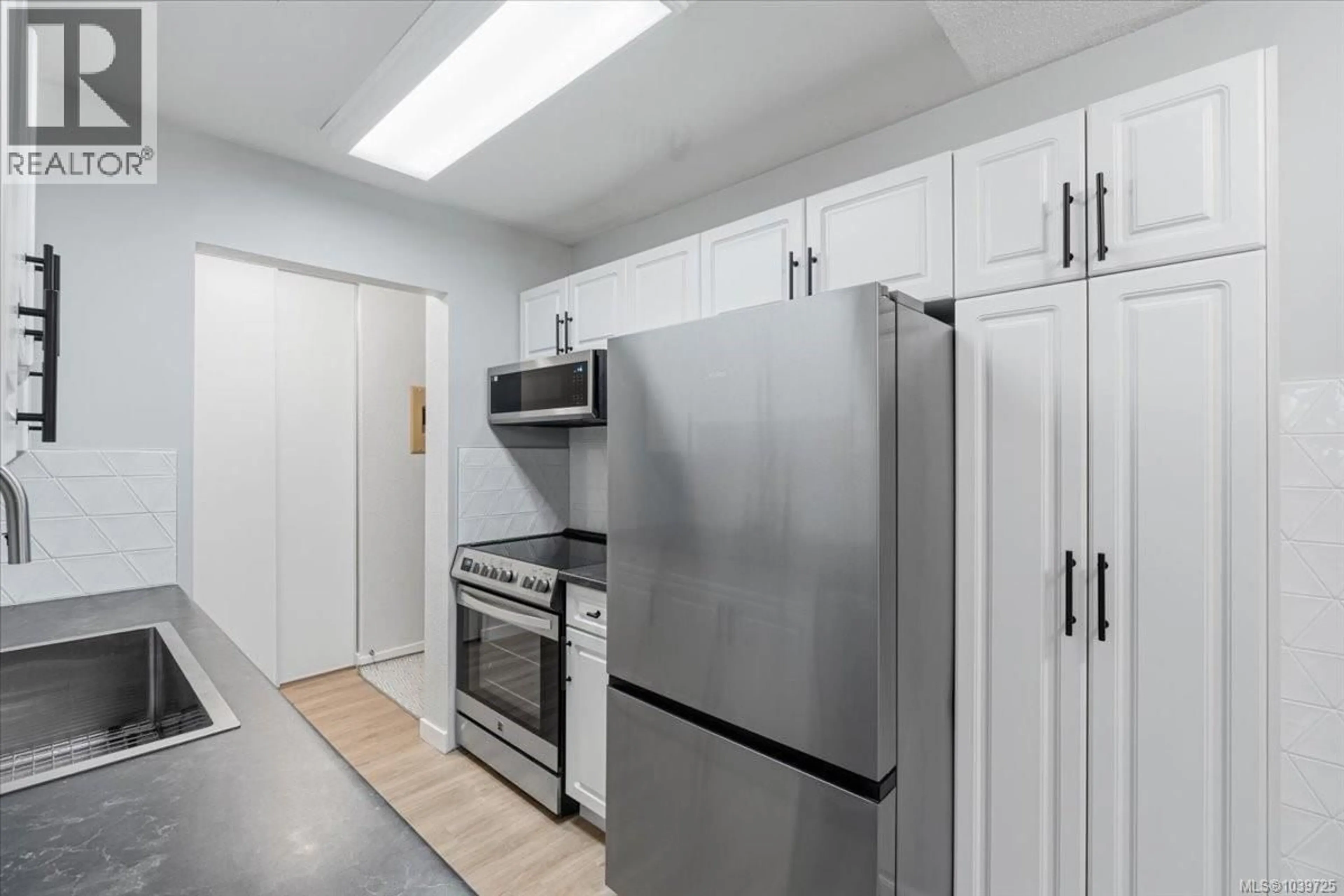 Standard kitchen, unknown for 104 - 1600 DUFFERIN CRESCENT, Nanaimo British Columbia V9S5N2