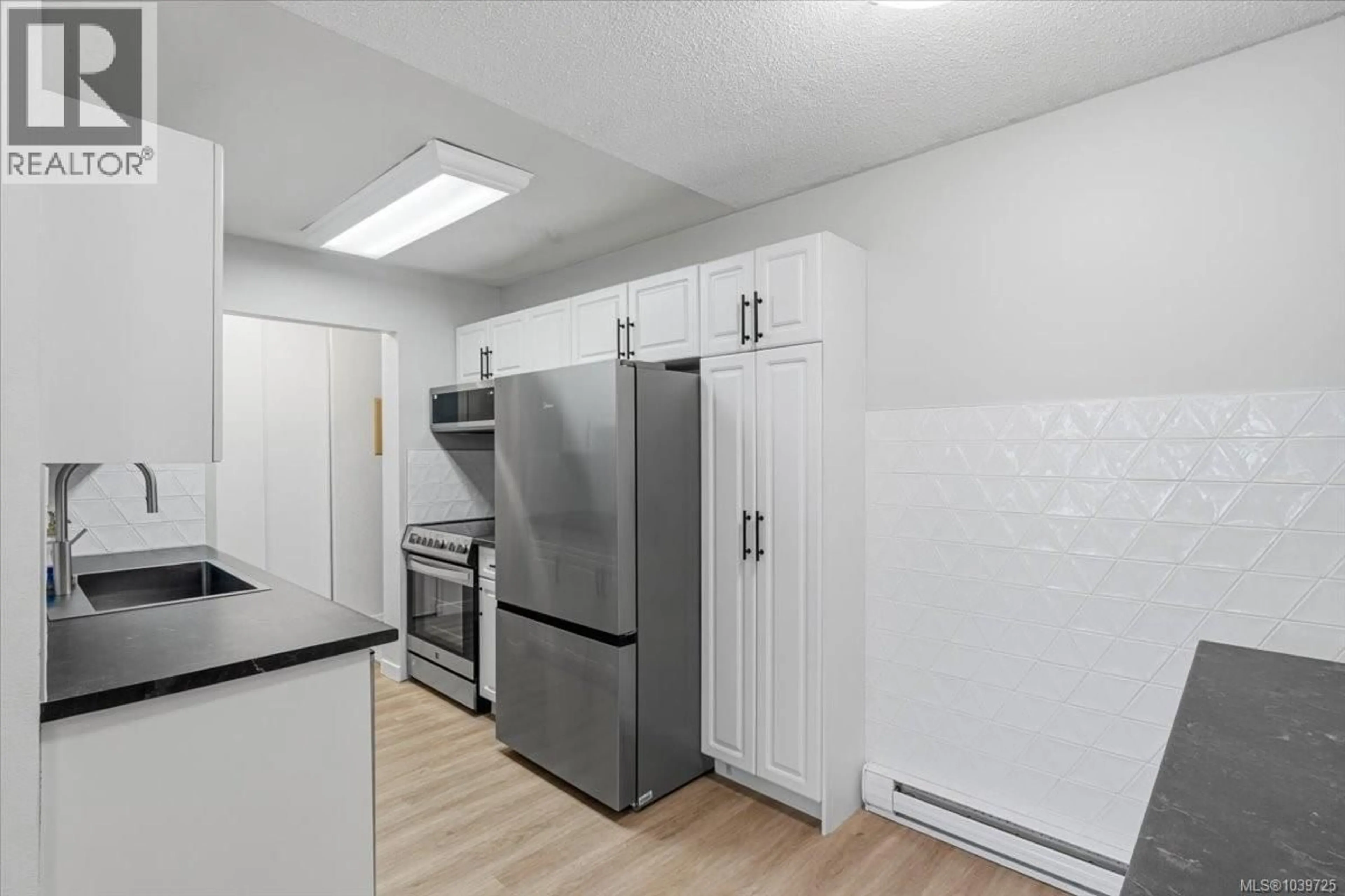 Standard kitchen, unknown for 104 - 1600 DUFFERIN CRESCENT, Nanaimo British Columbia V9S5N2