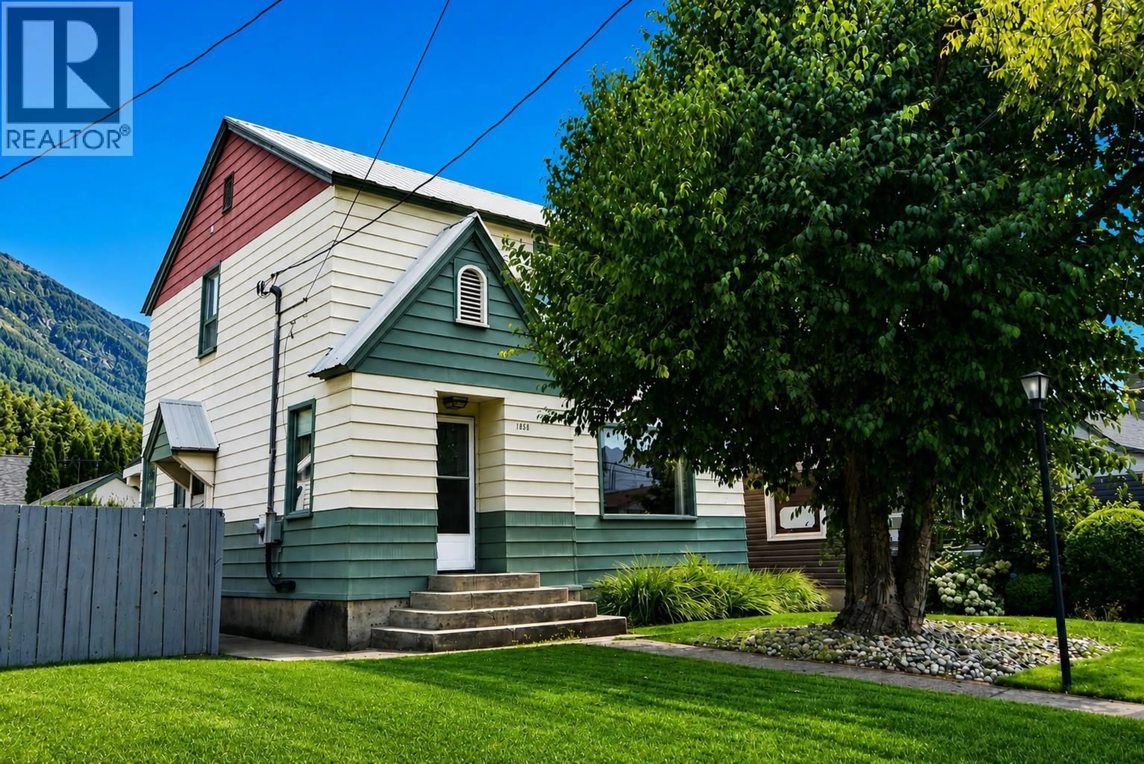 Home with vinyl exterior material, street for 1141 COLUMBIA AVENUE, Trail British Columbia V1R1J1